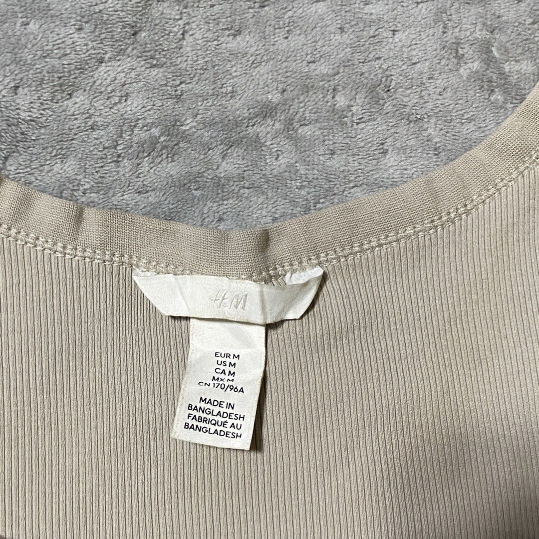 H&M basic top (Category: Sleeveless) located in Ajuy. Submitted by savvyclassics (Listing ID 1466310526, Image 3). Description: .