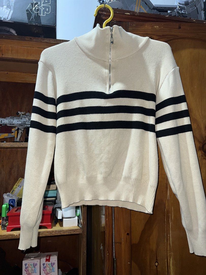 H&M Black and White Striped Blazer Jacket (Category: Coats, Jackets and Outerwear) located in Marikina City. Submitted by ash_2 (Listing ID 1466281318, Image 3). Description: - Brand: H&M - Design: Classic black and white stripes - Style: Open front with structured lapels - Details: Two functional front flap pockets, fully lined interior - Versatility: Great for layering over casual outfits or office wear - Condition: Excellent, clean pattern and