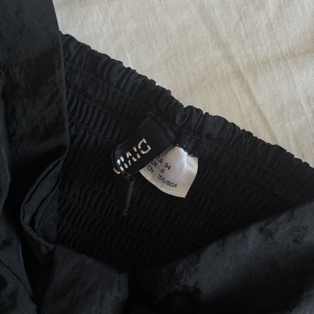 H&M Black Bow Front Crop Top (Category: Sleeveless) located in Binan City. Submitted by myprelovedhaul (Listing ID 1466198619, Image 2). Description: - fits xs to small! - no when worn photos! - last price posted! - please message only if sure buyer! - limited replies only. - Available unless mark as sold. - Ship via j&t or lalamove for same day. -Mode of payment: Gcash 📍Biñan Laguna .