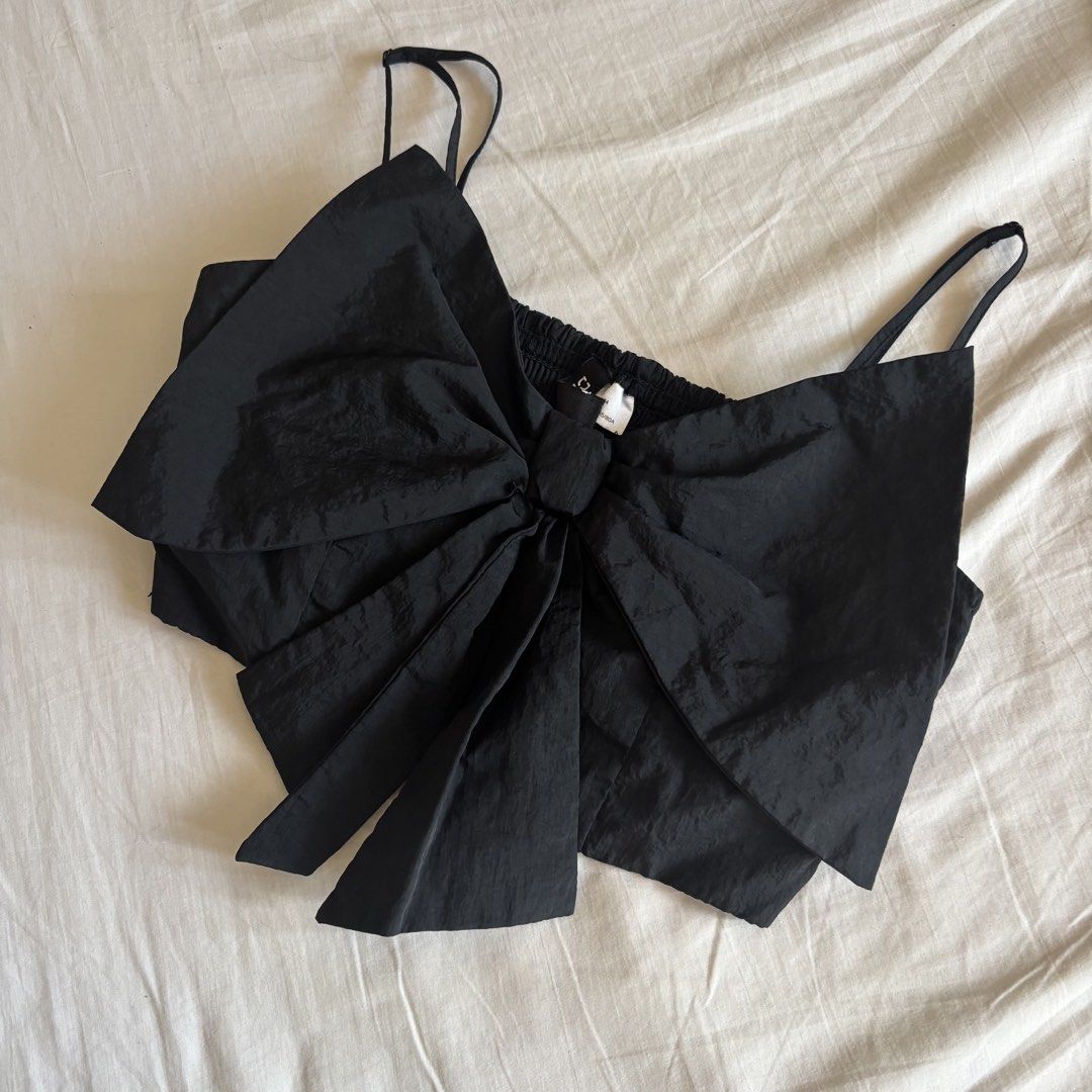 H&M Black Bow Front Crop Top (Category: Sleeveless) located in Binan City. Submitted by myprelovedhaul (Listing ID 1466198619, Image 1). Description: - fits xs to small! - no when worn photos! - last price posted! - please message only if sure buyer! - limited replies only. - Available unless mark as sold. - Ship via j&t or lalamove for same day. -Mode of payment: Gcash 📍Biñan Laguna .