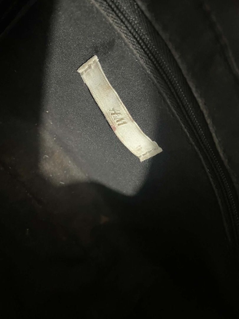 H&M Black glossy shoulder bag with turn-lock closure (Category: Shoulder Bags) located in Quezon City. Submitted by biabadoobee (Listing ID 1466264170, Image 3). Description: - Color: Glossy black - Material: Premium faux leather - Design: Structured rectangular shape with rounded corners and a single top shoulder strap - Closure: Elegant gold-tone metal turn-lock on the front flap - Size: Compact, ideal for daily essentials and versatile for any