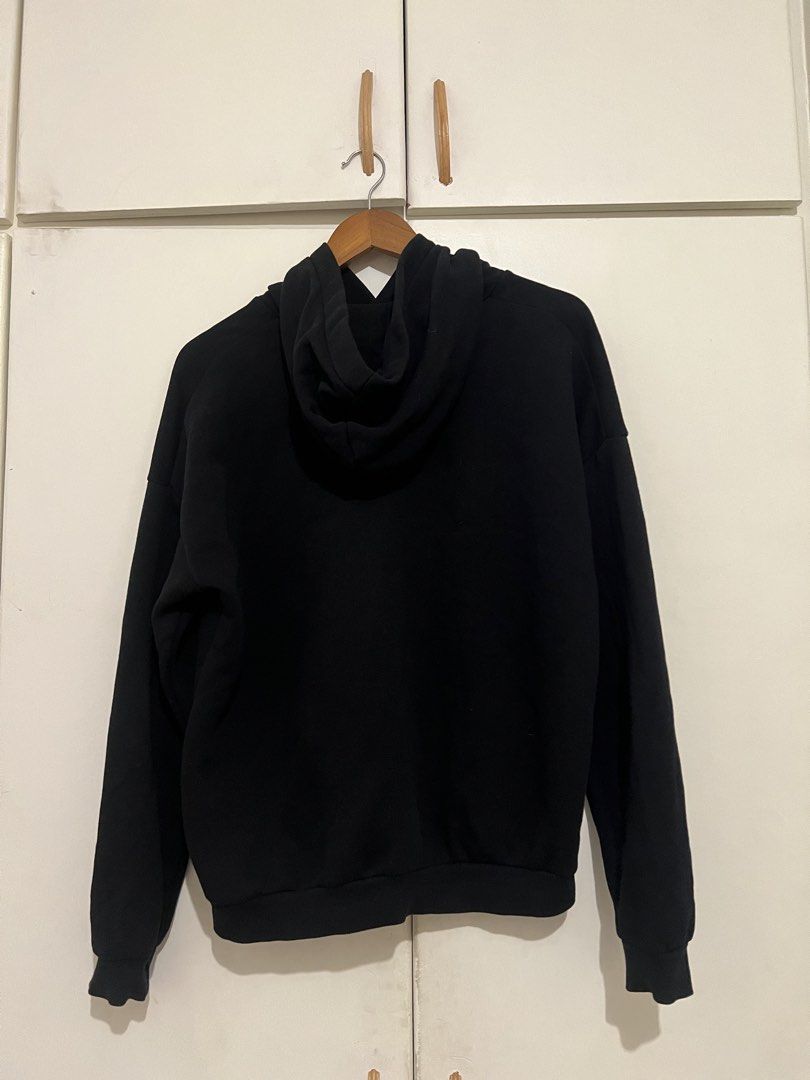 H&M Black Hoodie (Category: Hoodies) located in Pasig City. Submitted by kirstenswardrobe (Listing ID 1466284886, Image 2). Description: 📍Pasig Area ❗️No issue DM for inquiry Size S-M.