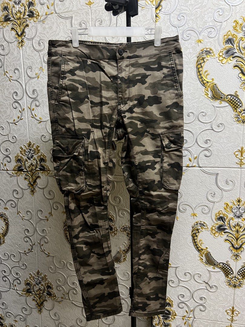H&M Camouflage Cargo Pants Size 28 (Category: Jeans) located in Manila. Submitted by irenekaren57943 (Listing ID 1466209429, Image 2). Description: 𒊹︎𝐇&𝐌 𝐃𝐈𝐕𝐈𝐃𝐄𝐃 𝐓𝐀𝐂𝐓𝐈𝐂𝐀𝐋 𝐖𝐎𝐎𝐃𝐋𝐀𝐍𝐃 𝐂𝐀𝐌𝐎𝐔𝐅𝐋𝐀𝐆𝐄 𝐂𝐀𝐑𝐆𝐎 𝐏𝐚𝐧𝐭𝐬 ➤ 𝟑𝟒-𝟑𝟔 𝐖 | 𝟒𝟏 𝐋 ➤ 𝐋𝐢𝐤𝐞 𝐍𝐞𝐰 ➤ 𝐍𝐨 𝐈𝐬𝐬𝐮𝐞 .