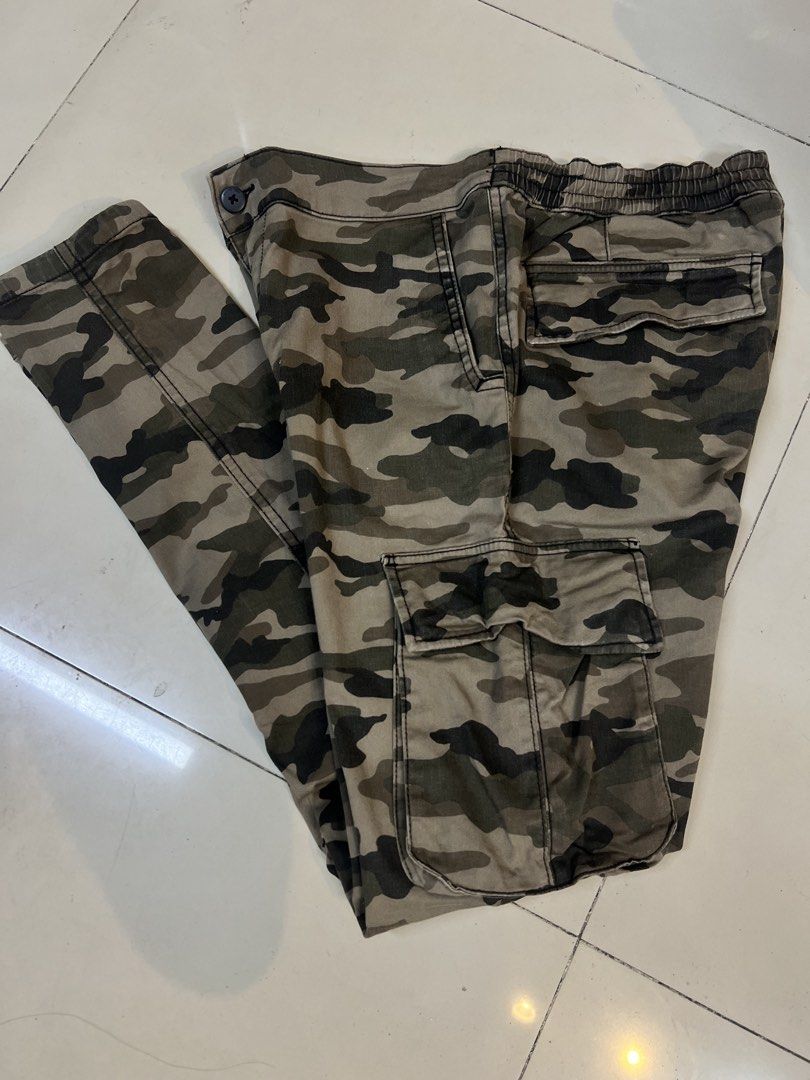 H&M Camouflage Cargo Pants Size 28 (Category: Jeans) located in Manila. Submitted by irenekaren57943 (Listing ID 1466209429, Image 1). Description: 𒊹︎𝐇&𝐌 𝐃𝐈𝐕𝐈𝐃𝐄𝐃 𝐓𝐀𝐂𝐓𝐈𝐂𝐀𝐋 𝐖𝐎𝐎𝐃𝐋𝐀𝐍𝐃 𝐂𝐀𝐌𝐎𝐔𝐅𝐋𝐀𝐆𝐄 𝐂𝐀𝐑𝐆𝐎 𝐏𝐚𝐧𝐭𝐬 ➤ 𝟑𝟒-𝟑𝟔 𝐖 | 𝟒𝟏 𝐋 ➤ 𝐋𝐢𝐤𝐞 𝐍𝐞𝐰 ➤ 𝐍𝐨 𝐈𝐬𝐬𝐮𝐞 .