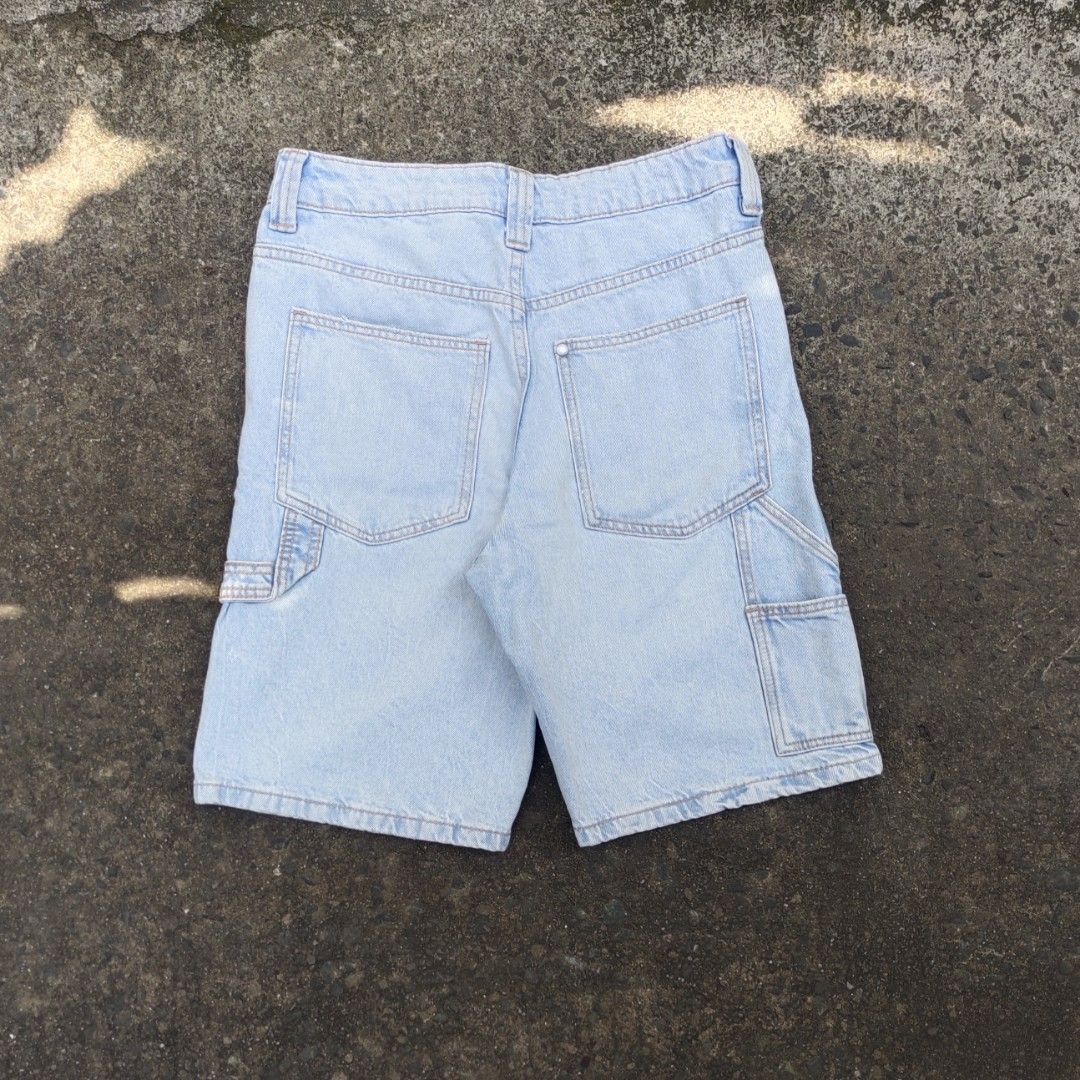 H&M Carpenter Jorts (Category: Shorts) located in Manila. Submitted by cyprus.thrift (Listing ID 1466331736, Image 2). Description: H&M Carpenter Jorts excellent condition ready to wear +sf dimes: waist 26-28 length 19 hem 9.5 rise 11 issue: distressed only, can consider as style.
