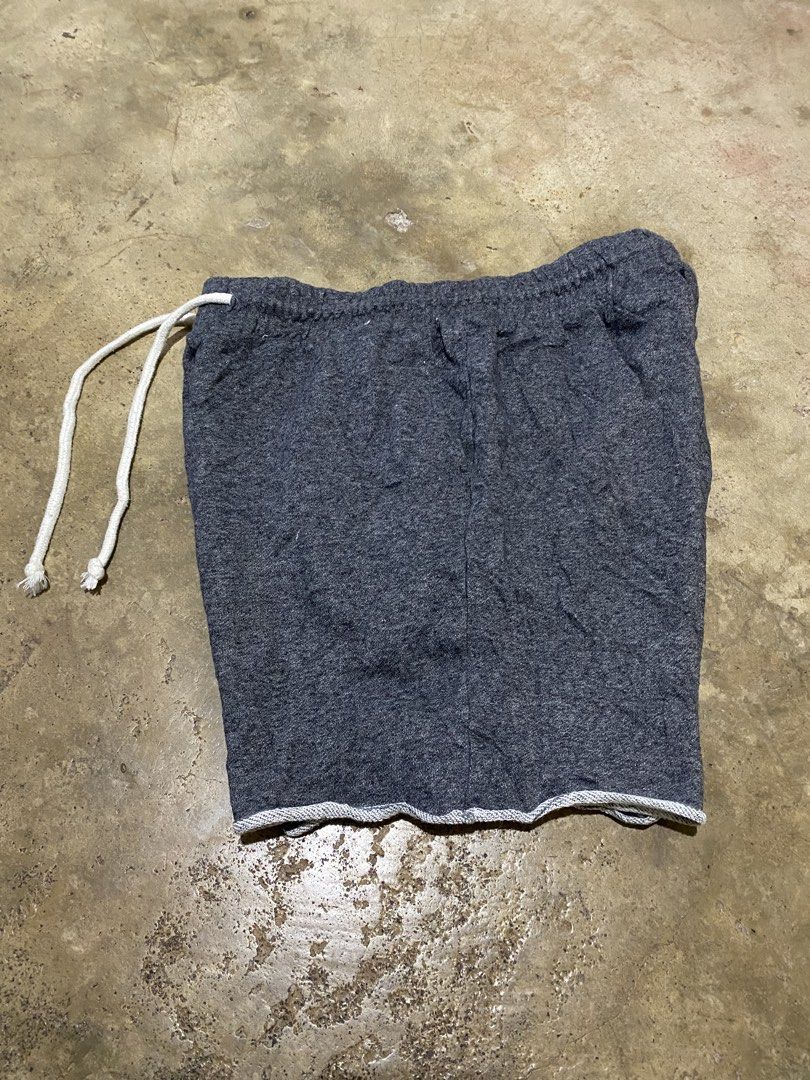 H&M cotton shorts (Category: Shorts) located in Tabaco. Submitted by centthrif55361 (Listing ID 1466213214, Image 2). Description: H&M cotton shorts Medium (2pocket back 1pocket W:28-32 L:16 Excellent condition Color rate 9.7/10 No issue .