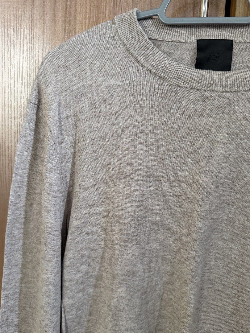 H&M Crew Neck Knit Sweater (Category: Longsleeves) located in Las Pinas. Submitted by chybautista (Listing ID 1466172259, Image 3). Description: - Brand/Model: H&M Grey Knit Sweater Soft knit Chest -40 Length -28 - Size: Large - Design: Classic crew neck with ribbed cuffs and hem - Fit: Standard, comfortable everyday layering piece - Style: Minimalist, versatile for jeans or trousers - Condition: Well-maintained fabric texture throughout.