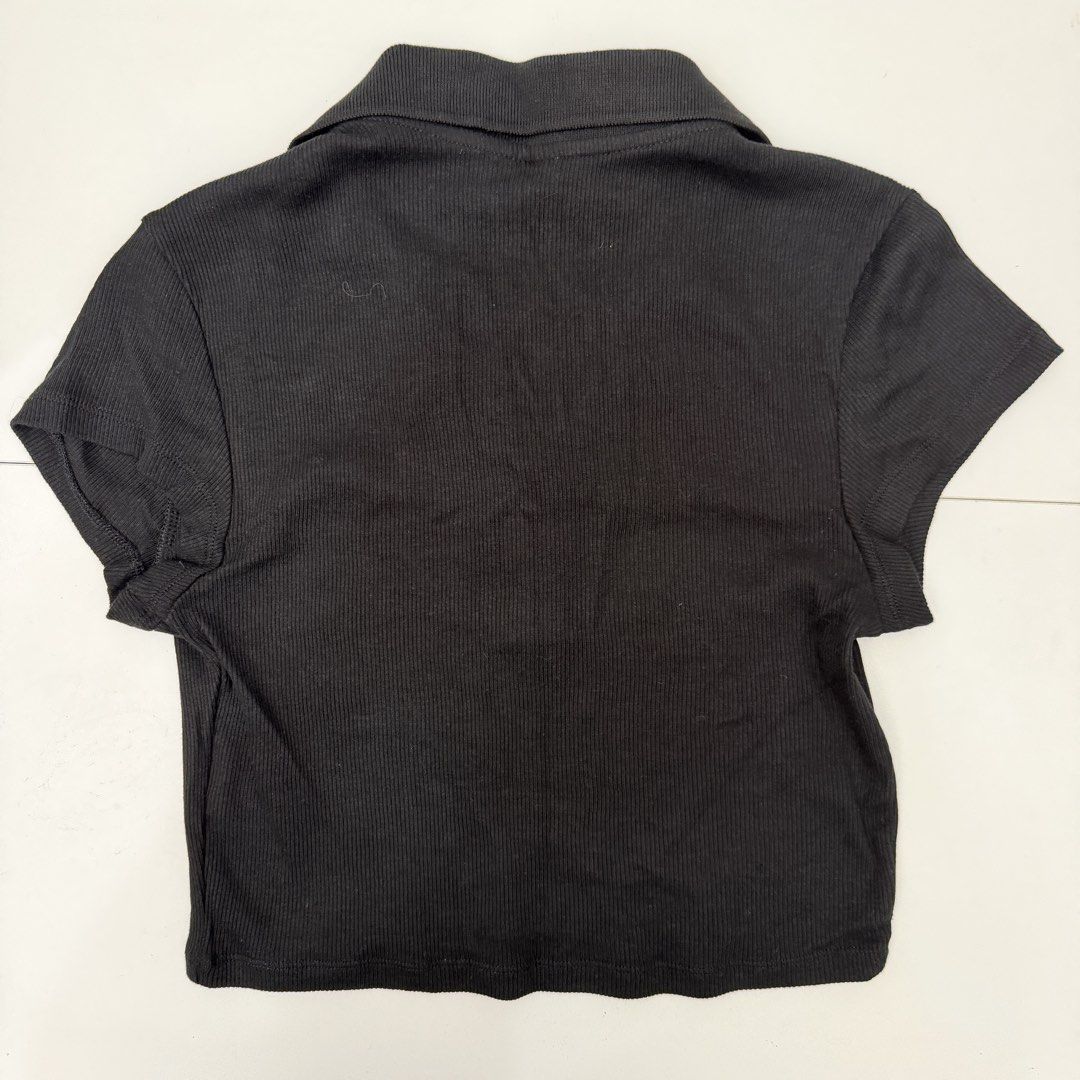H&M Divided Black Ribbed Polo Crop Top (Category: Shirts) located in Pasig City. Submitted by boymom20 (Listing ID 1466200171, Image 2). Description: - Brand: H&M Divided - Size: M (True to size) - Condition: Brand new with tags attached - Color: Black - Details: Ribbed fabric, short sleeves, folded collar, 3-button placket - Fit: Stretchy and super comfortable crop top - Styling: Great basic piece for high-waisted jeans or skirts LAST PRICE POST