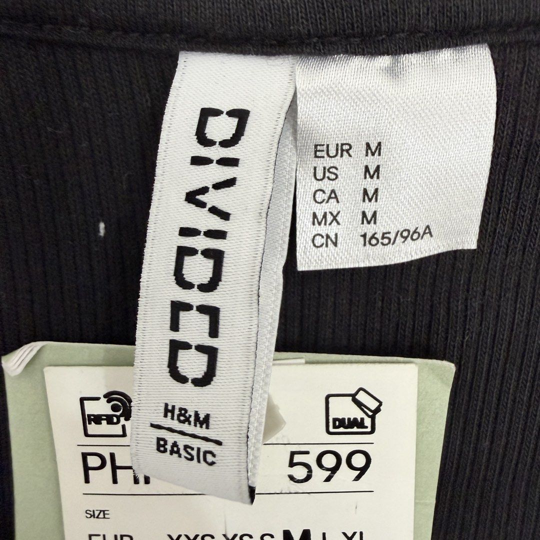 H&M Divided Black Ribbed Polo Crop Top (Category: Shirts) located in Pasig City. Submitted by boymom20 (Listing ID 1466200171, Image 3). Description: - Brand: H&M Divided - Size: M (True to size) - Condition: Brand new with tags attached - Color: Black - Details: Ribbed fabric, short sleeves, folded collar, 3-button placket - Fit: Stretchy and super comfortable crop top - Styling: Great basic piece for high-waisted jeans or skirts LAST PRICE POST