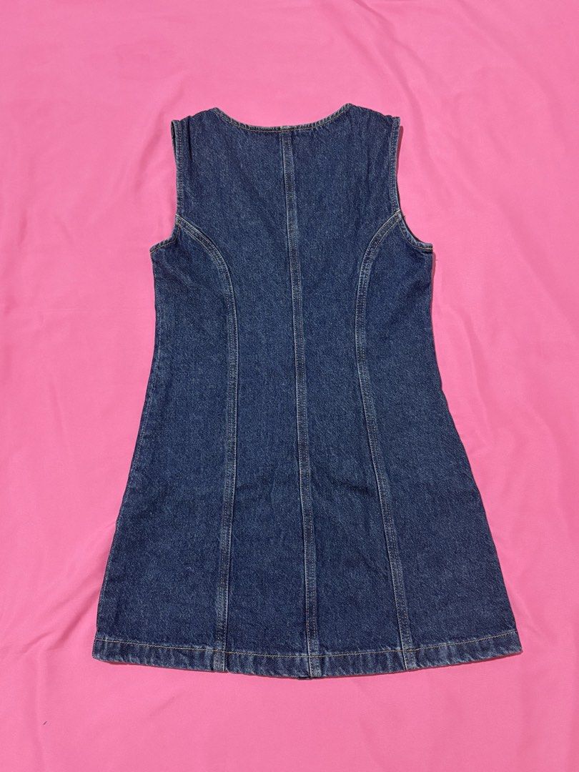 H&M Divided Denim Button-Up Mini Dress (Category: Dresses) located in Quezon City. Submitted by luna_ily (Listing ID 1466322488, Image 2). Description: 🍒 Send a message for more pictures and inquiries. Location: Cubao, Quezon City Mode of delivery: J&T and Lalamove (shipping fee will be shouldered by the buyer) Mode of payment: GCash, Maya, GoTyme .