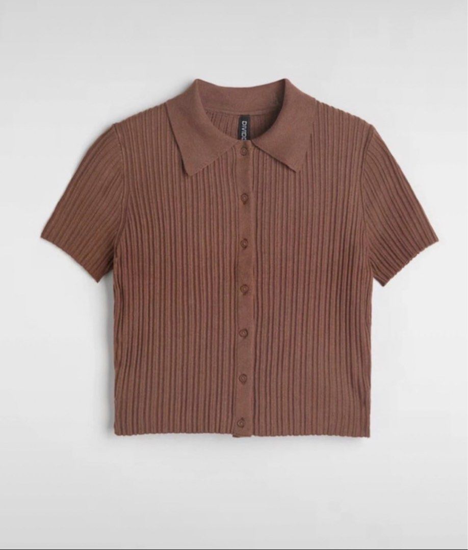 H&M Divided Ribbed Button down shirt (Category: Shirts) located in Manila. Submitted by she_alice (Listing ID 1466326715, Image 1). Description: - Brand: H&M Divided - Style: Brown ribbed polo shirt with short sleeves - Details: Front button placket, classic collar neckline - Material: Stretchy knit fabric - Size: S 💬 Feel free to message me for any questions 🛵 Can be shipped via Lalamove .