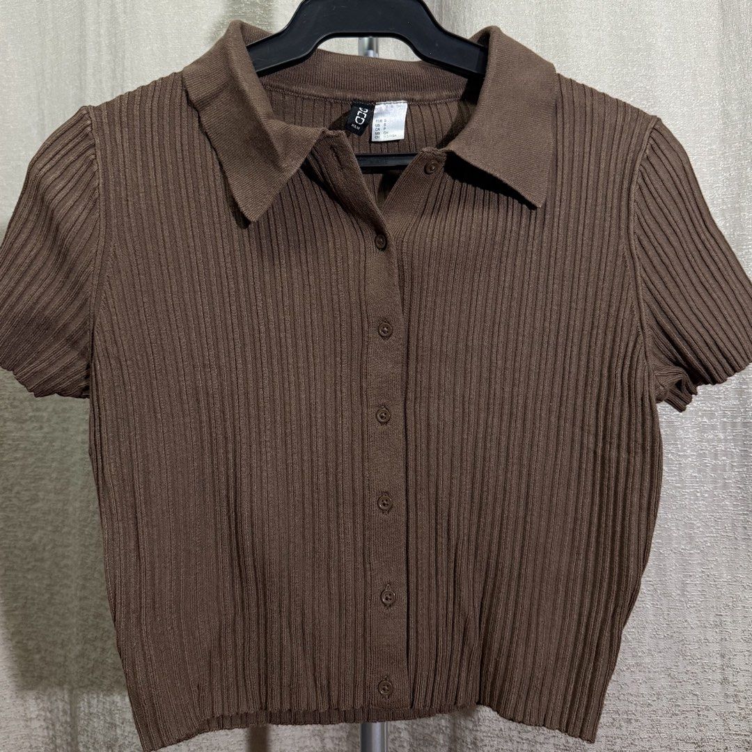 H&M Divided Ribbed Button down shirt (Category: Shirts) located in Manila. Submitted by she_alice (Listing ID 1466326715, Image 2). Description: - Brand: H&M Divided - Style: Brown ribbed polo shirt with short sleeves - Details: Front button placket, classic collar neckline - Material: Stretchy knit fabric - Size: S 💬 Feel free to message me for any questions 🛵 Can be shipped via Lalamove .