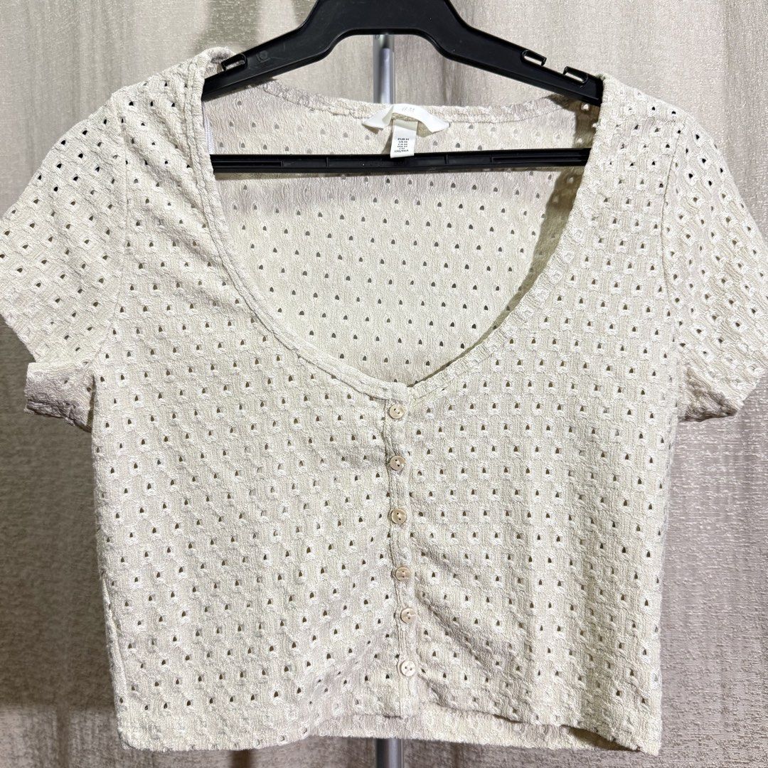 H&M Eyelet Embroidered Crop Top (Category: Blouses) located in Manila. Submitted by she_alice (Listing ID 1466326527, Image 2). Description: - Brand: H&M - Size: M (EUR M, US M, CN 170/96A) - Color: Cream - Details: All-over eyelet embroidery, short sleeves, scooped neckline, button-front with light brown buttons - Condition: Excellent, no noticeable signs of use. 💬 Feel free to message me for any questions 🛵 Can be shipped via Lalamove .