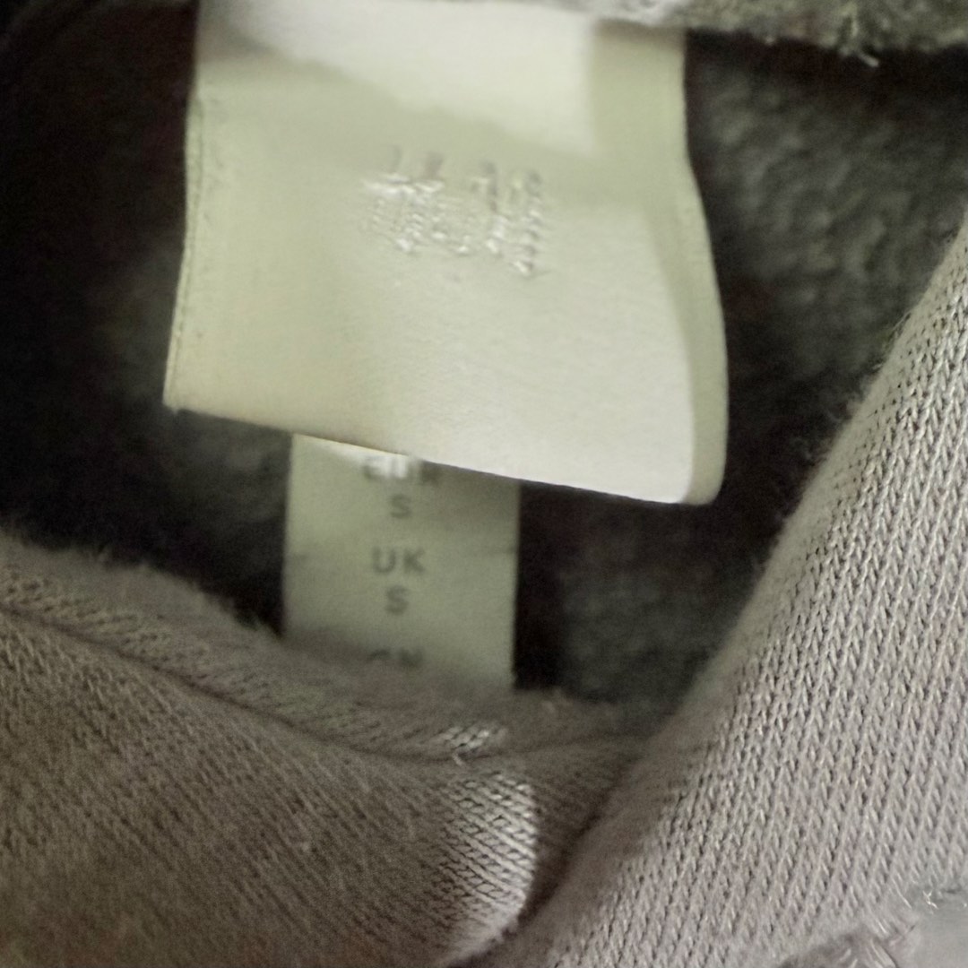 H&M Hoodie (Category: Coats, Jackets and Outerwear) located in Manila. Submitted by she_alice (Listing ID 1466323159, Image 3). Description: - Brand: H&M - Size: Small (S) Oversized - Color: Grey - Style: Pullover hoodie with adjustable drawstring hood - Condition: Good pre-loved condition 💬 Feel free to message me for any questions 🛵 Can be shipped via Lalamove.