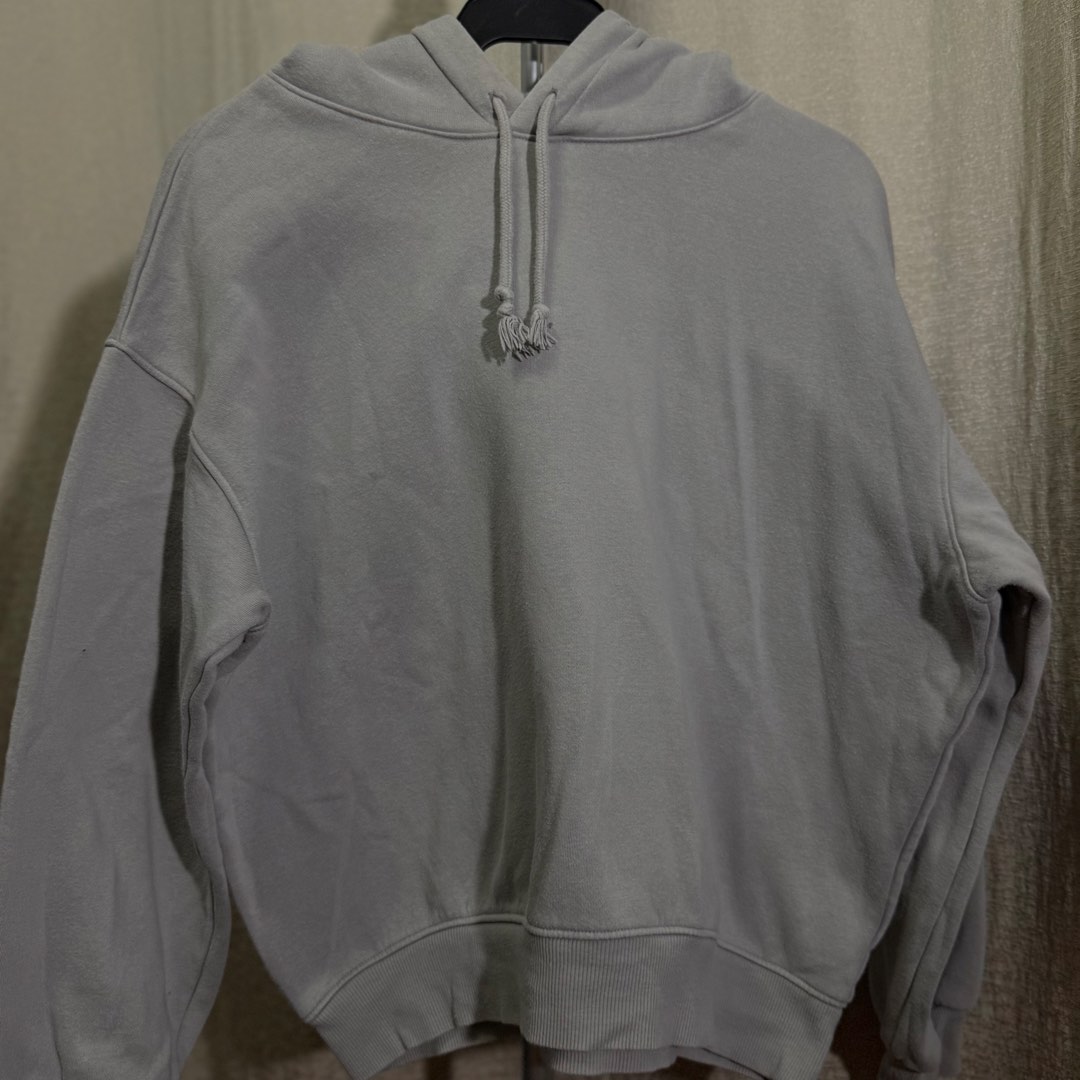 H&M Hoodie (Category: Coats, Jackets and Outerwear) located in Manila. Submitted by she_alice (Listing ID 1466323159, Image 2). Description: - Brand: H&M - Size: Small (S) Oversized - Color: Grey - Style: Pullover hoodie with adjustable drawstring hood - Condition: Good pre-loved condition 💬 Feel free to message me for any questions 🛵 Can be shipped via Lalamove.