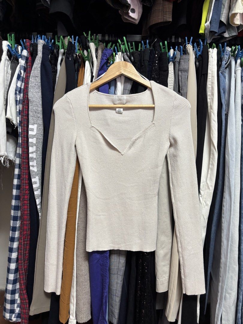 h&m knitted longsleeve (Category: Longsleeves) located in Pila. Submitted by isabelasthriftclothes (Listing ID 1466299414, Image 1). Description: .