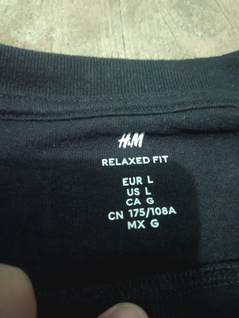 H&M oversized Tshirt (Category: Tshirts & Polo Shirts ) located in Quezon City. Submitted by kramps.23 (Listing ID 1466322999, Image 2). Description: - Brand: H&M - Style: Oversized / Relaxed fit - Color: Black - Size: Large (EUR/US L, CN 175/108A) - Material: 100% cotton - Condition: Good pre-loved condition Dimes: - Width: 23 - Lenght: 28 .