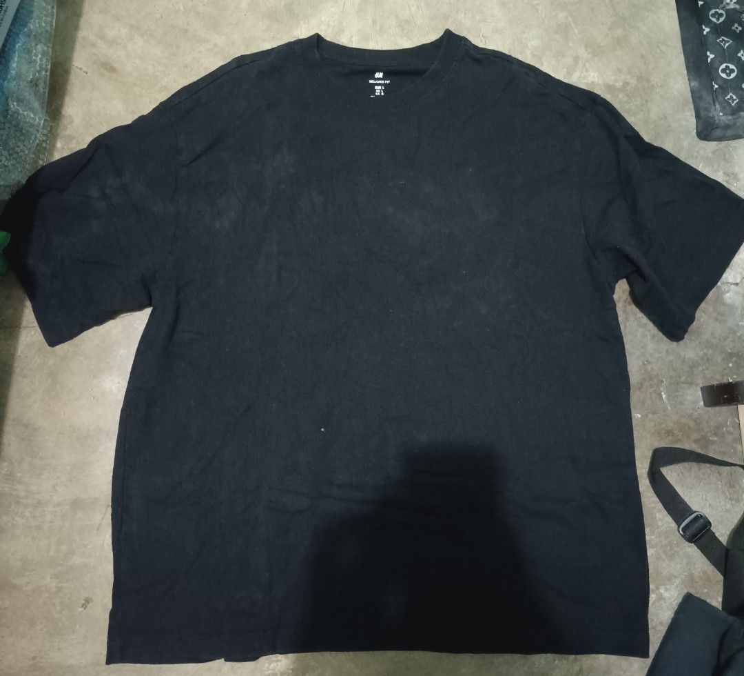 H&M oversized Tshirt (Category: Tshirts & Polo Shirts ) located in Quezon City. Submitted by kramps.23 (Listing ID 1466322999, Image 1). Description: - Brand: H&M - Style: Oversized / Relaxed fit - Color: Black - Size: Large (EUR/US L, CN 175/108A) - Material: 100% cotton - Condition: Good pre-loved condition Dimes: - Width: 23 - Lenght: 28 .