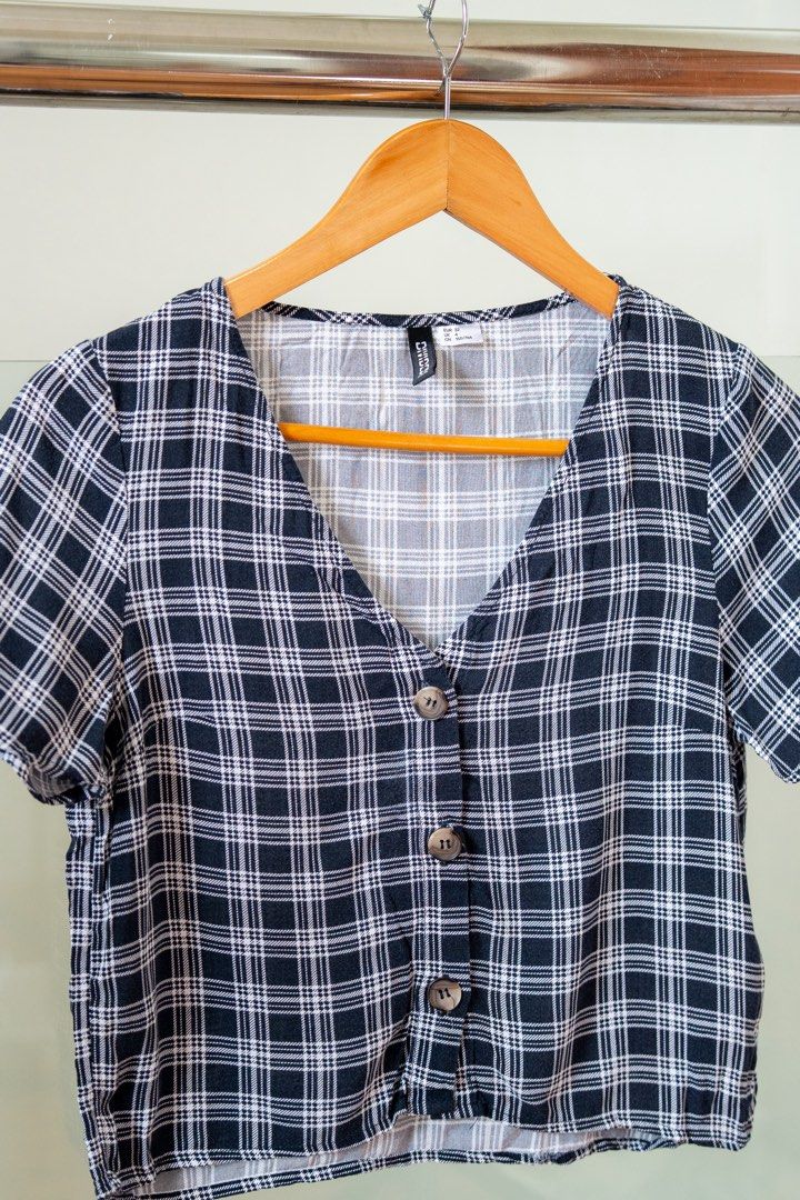H&M S (Category: Blouses) located in Lipa City. Submitted by prelovedbymicad (Listing ID 1464306270, Image 3). Description: .