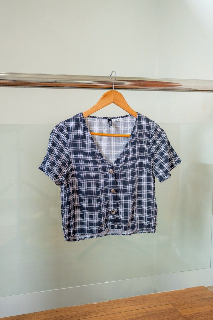 H&M S (Category: Blouses) located in Lipa City. Submitted by prelovedbymicad (Listing ID 1464306270, Image 2). Description: .