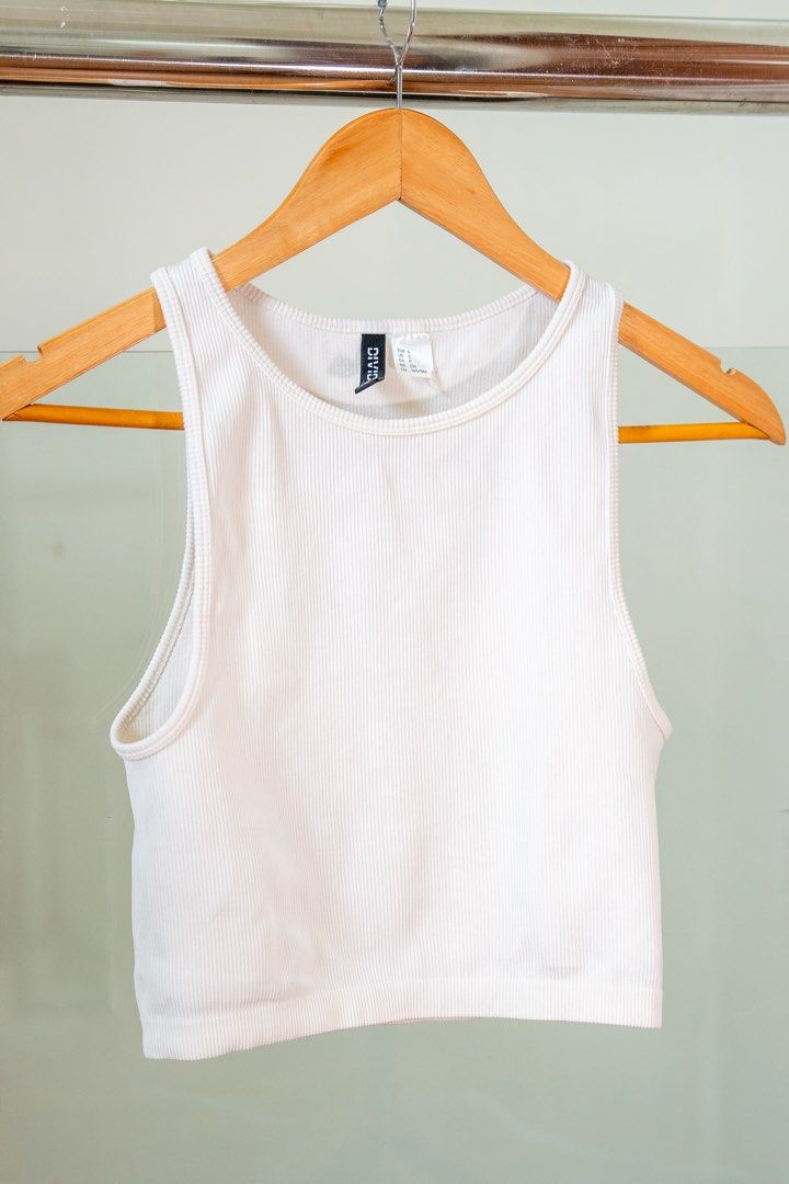 H&M S (Category: Sleeveless) located in Lipa City. Submitted by prelovedbymicad (Listing ID 1464304912, Image 3). Description: .