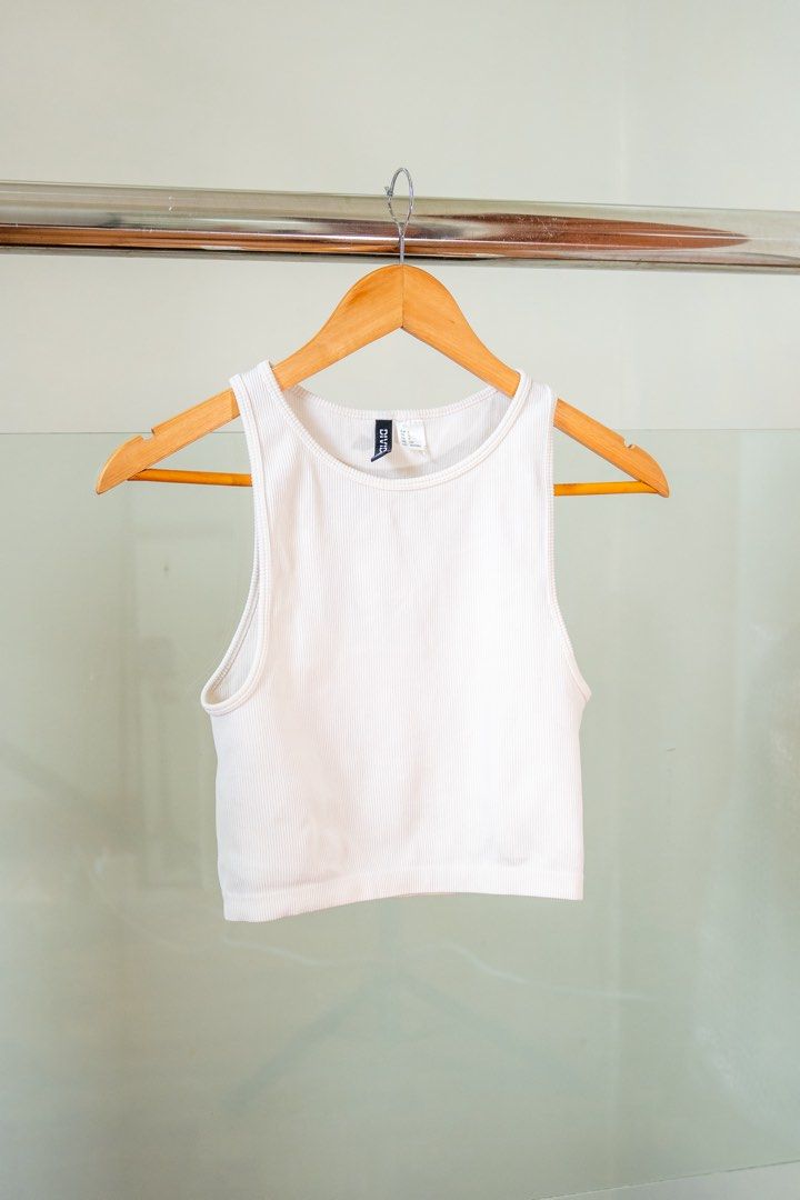H&M S (Category: Sleeveless) located in Lipa City. Submitted by prelovedbymicad (Listing ID 1464304912, Image 2). Description: .