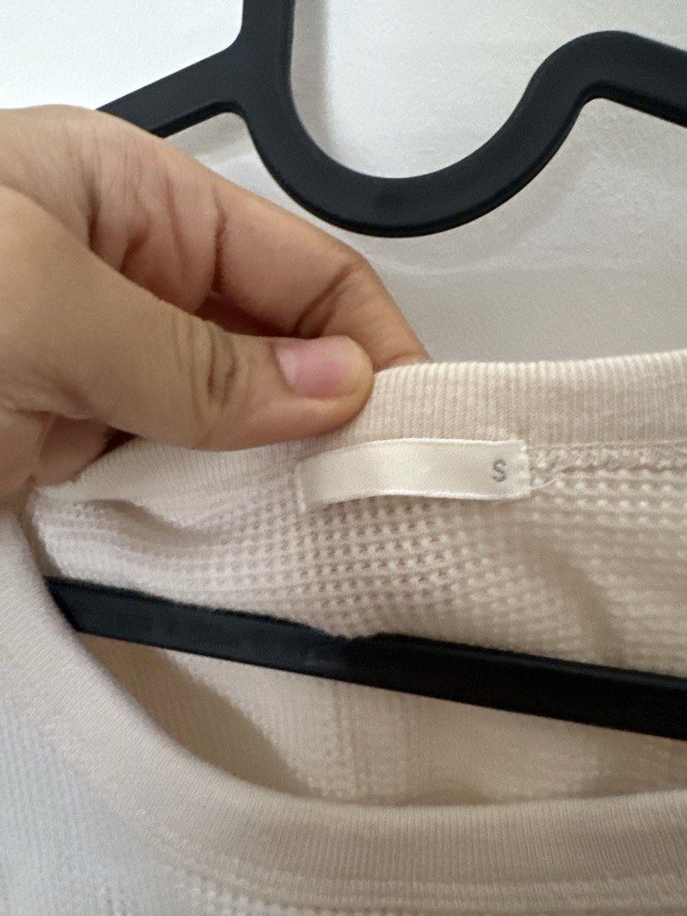 H&M Ribbed Vest top (Category: Sleeveless) located in Subic. Submitted by toocutetokeep (Listing ID 1466201664, Image 3). Description: RFS decluttering.