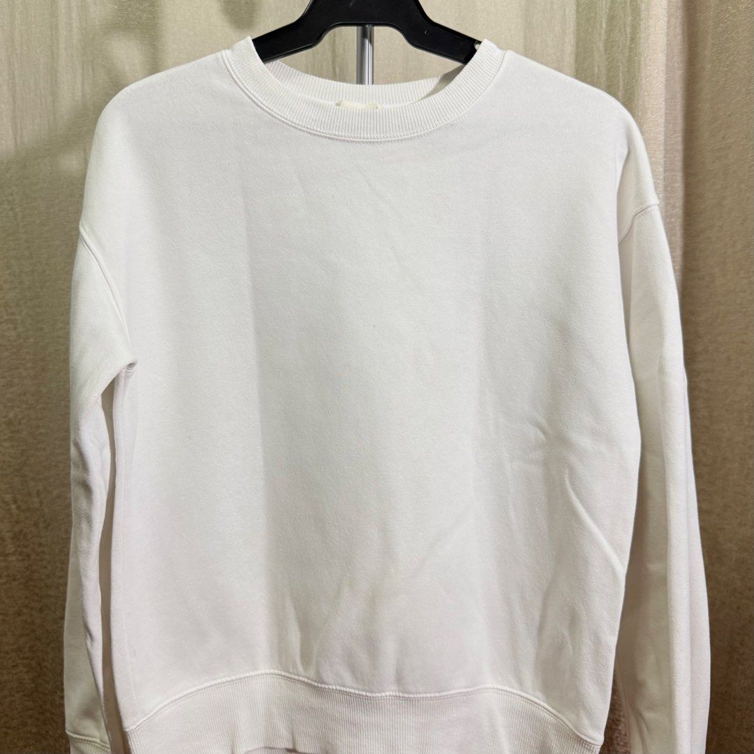 H&M Sweatshirt (Category: Coats, Jackets and Outerwear) located in Manila. Submitted by she_alice (Listing ID 1466324744, Image 2). Description: - Color: Solid white - Size: Small - Material: Comfortable cotton blend fleece 💬 Feel free to message me for any questions 🛵 Can be shipped via Lalamove .