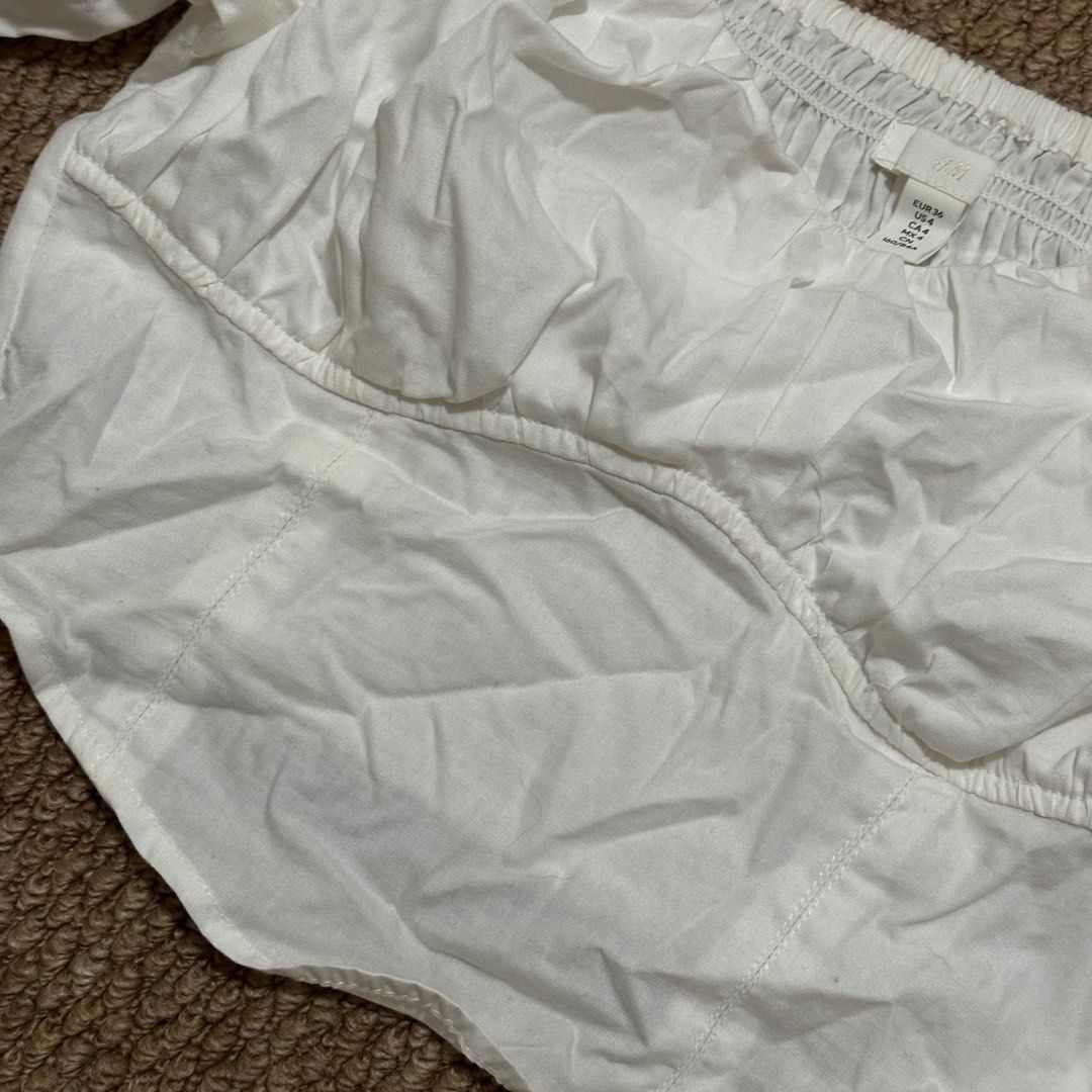 H&M White Puff Sleeve Crop Top (Category: Blouses) located in Marikina City. Submitted by __iluvjk (Listing ID 1466298595, Image 3). Description: Design: Puff sleeves, square neckline, corset bodice, smocked back paneling, and side zipper closure Never used, washed, no tags RFS: Decluttering SF c/o buyer.