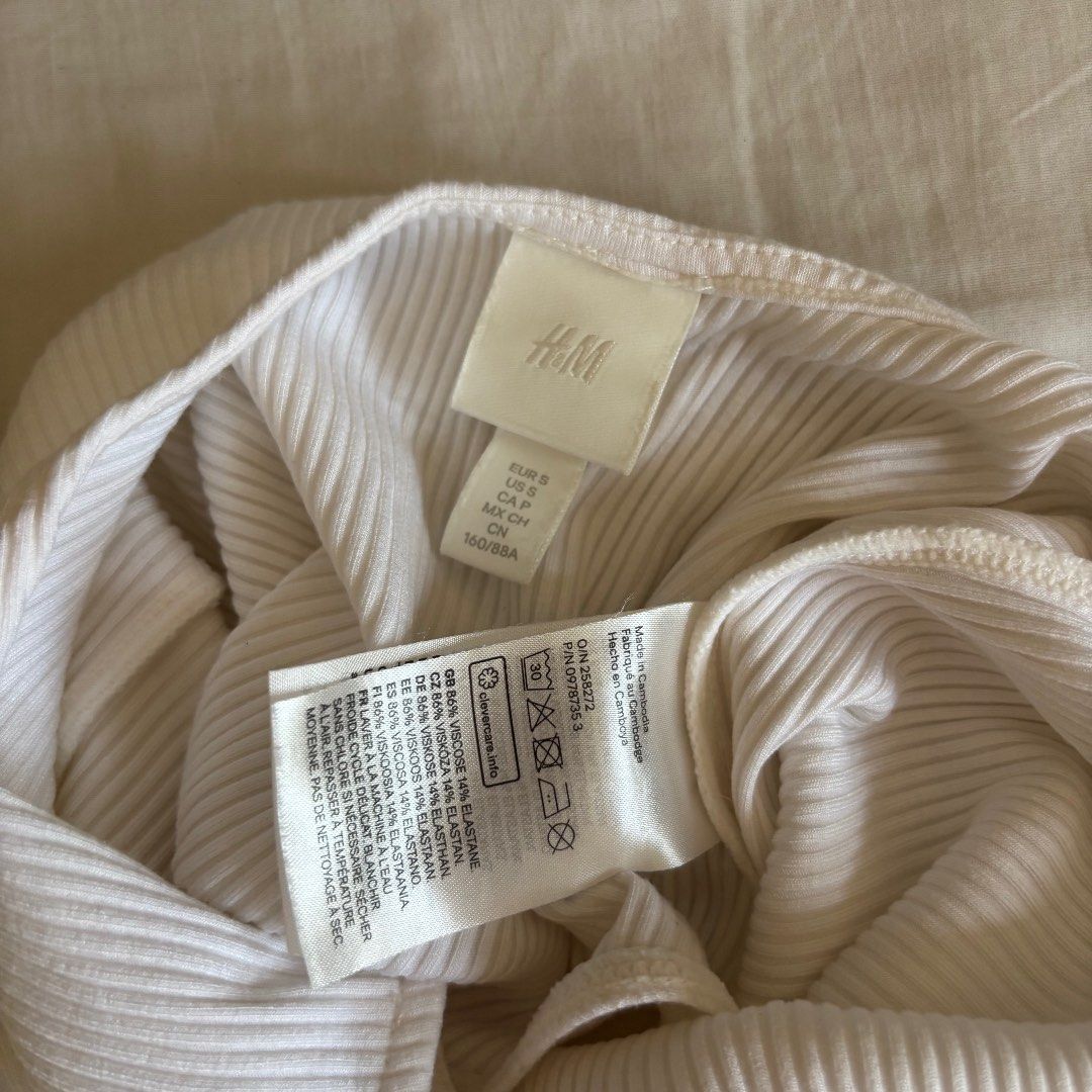 H&M White Ribbed Backless Strappy Bodysuit (Category: Sleeveless) located in Binan City. Submitted by myprelovedhaul (Listing ID 1466246881, Image 3). Description: - fits xs to medium ! - no when worn photos! - last price posted! - please message only if sure buyer! - limited replies only. - Available unless mark as sold. - Ship via j&t or lalamove for same day. -Mode of payment: Gcash 📍Biñan Laguna .