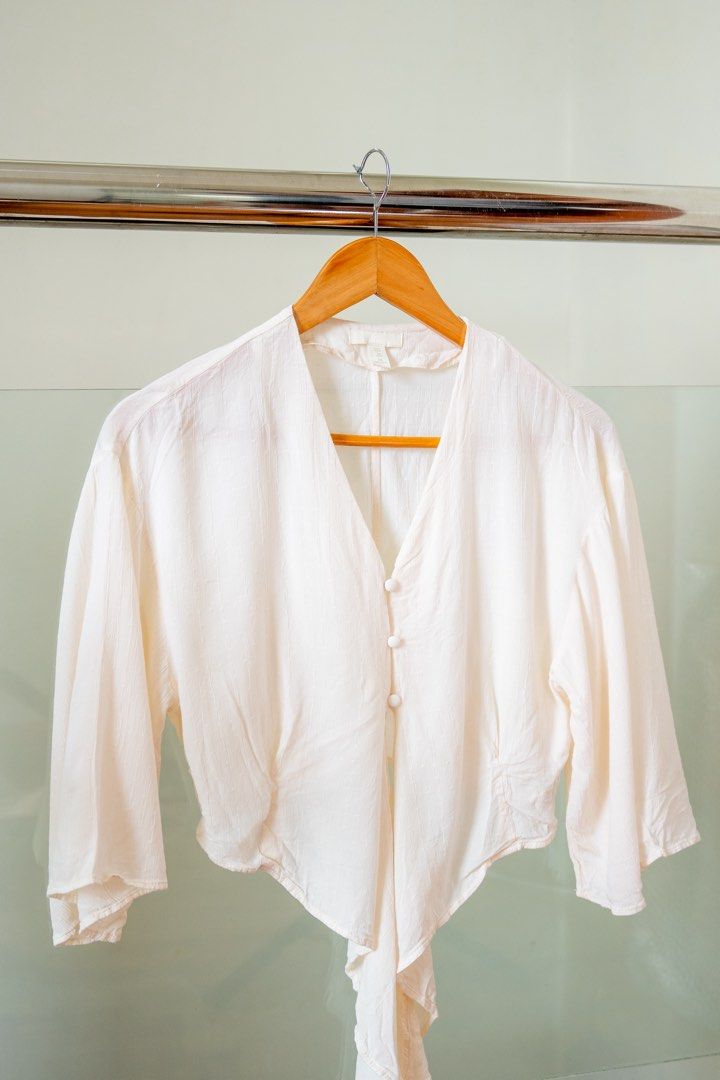 H&M XS (Category: Blouses) located in Lipa City. Submitted by prelovedbymicad (Listing ID 1464304770, Image 3). Description: .