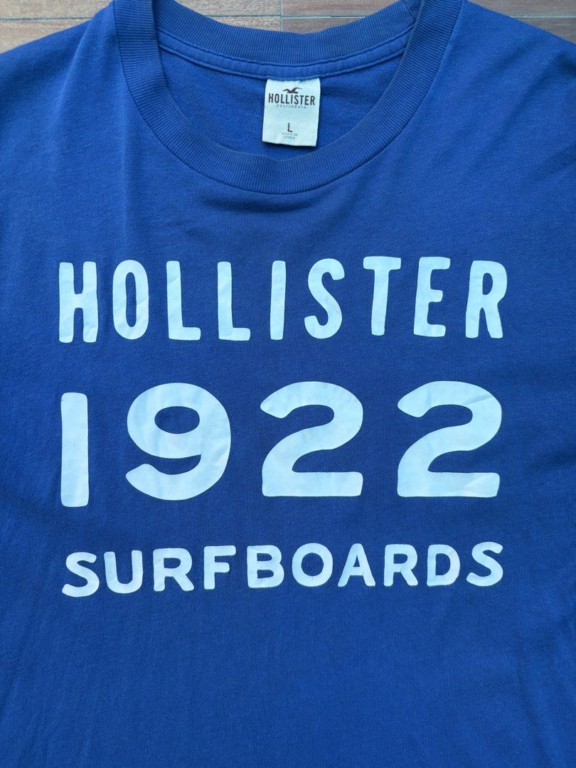 Hollister Graphic Tee (Category: Tshirts & Polo Shirts ) located in Tacurong. Submitted by kmthrift19 (Listing ID 1466268533, Image 2). Description: Dimes: W21xL27.5 Condition: 9/10 Size on tag: Large Issue: None.