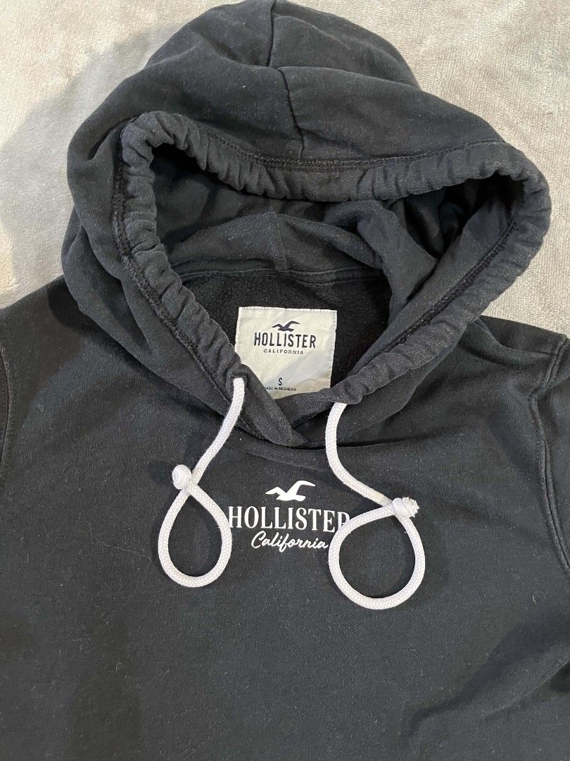 Hollister pull over Hoodie (Category: Coats, Jackets and Outerwear) located in Manila. Submitted by zenwind_3cdc42 (Listing ID 1466166254, Image 2). Description: Hollister Co. Women's Black Pullover Hoodie with Rose Embroidered Sleeves • Classic pullover fleece hoodie with a front kangaroo pocket and white adjustable drawstrings. • Authentic Asnew Condition • DM for Dimension // Small fit to medium on Tag • ₱550 php only • Payment Thru Gcash • Sh