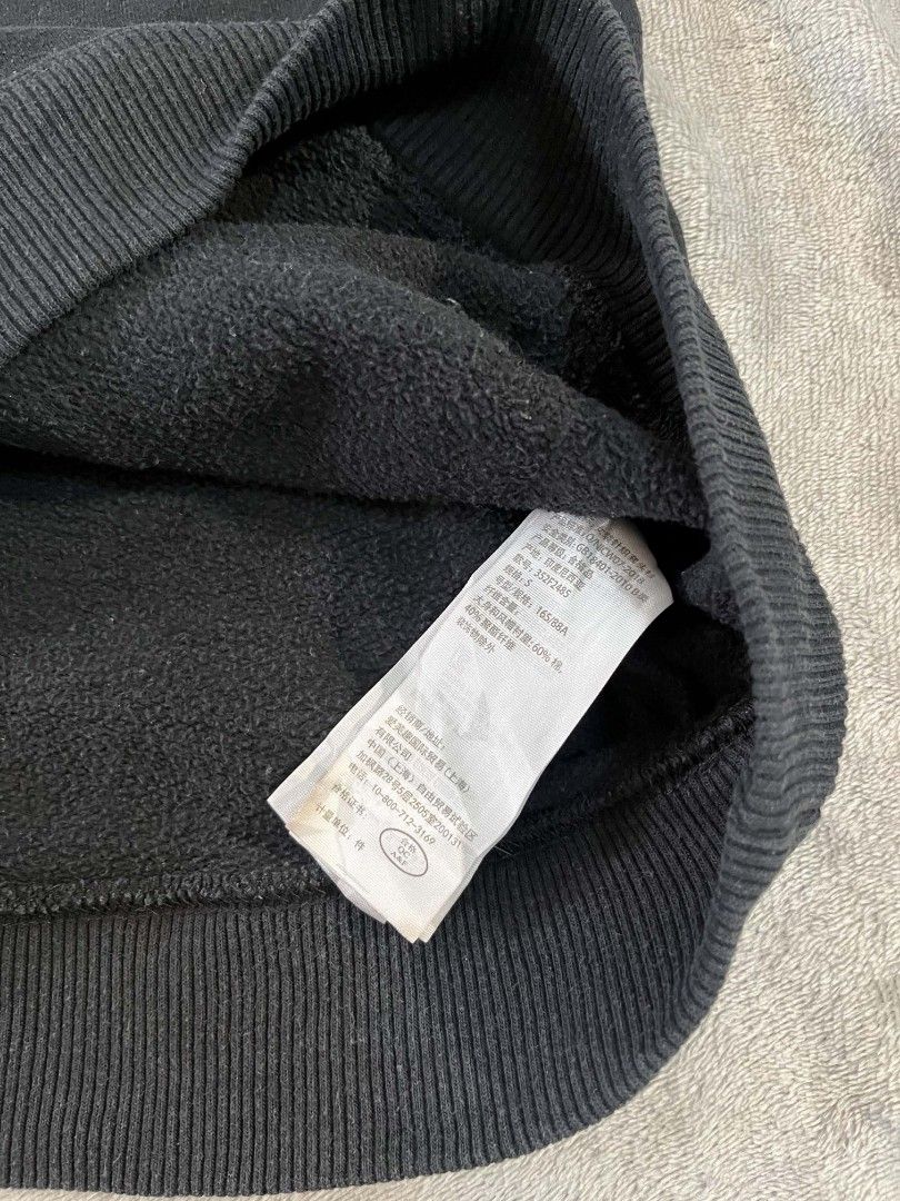 Hollister pull over Hoodie (Category: Coats, Jackets and Outerwear) located in Manila. Submitted by zenwind_3cdc42 (Listing ID 1466166254, Image 3). Description: Hollister Co. Women's Black Pullover Hoodie with Rose Embroidered Sleeves • Classic pullover fleece hoodie with a front kangaroo pocket and white adjustable drawstrings. • Authentic Asnew Condition • DM for Dimension // Small fit to medium on Tag • ₱550 php only • Payment Thru Gcash • Sh