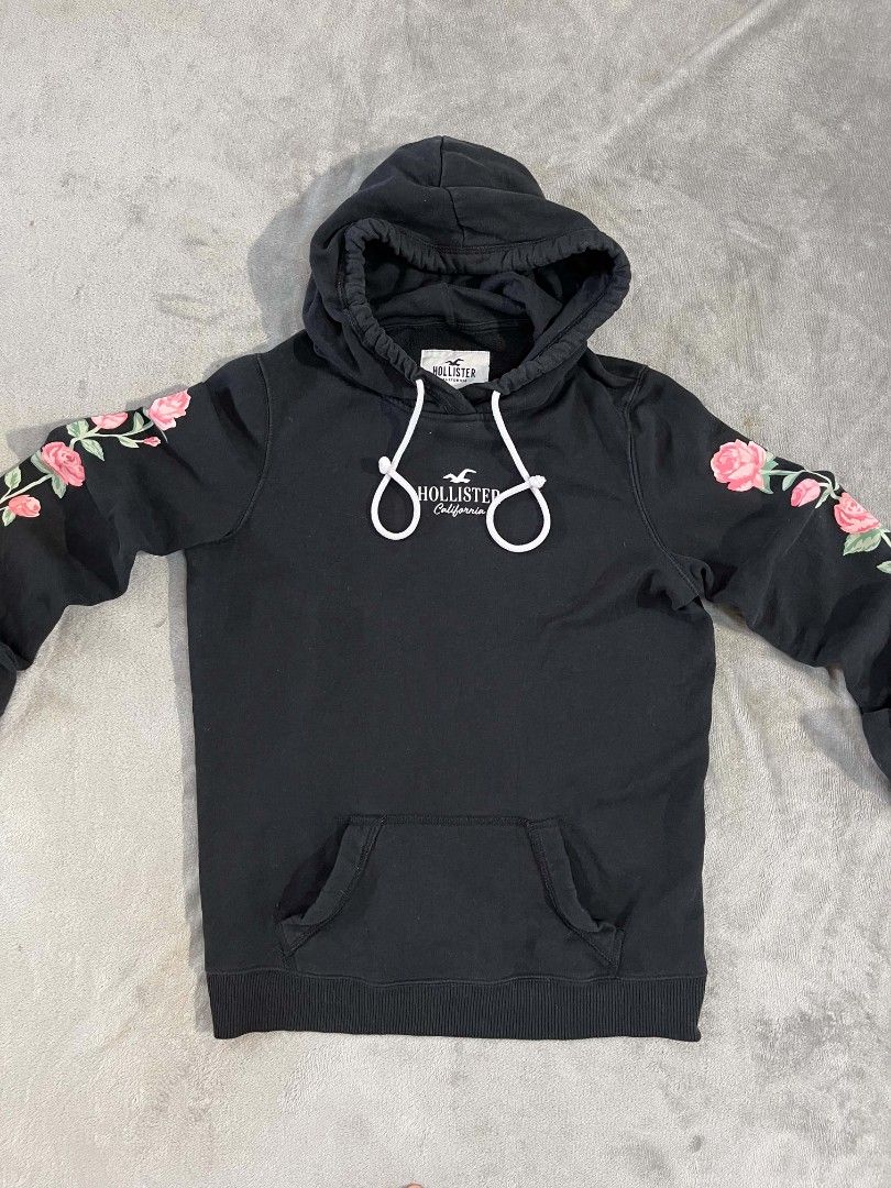 Hollister pull over Hoodie (Category: Coats, Jackets and Outerwear) located in Manila. Submitted by zenwind_3cdc42 (Listing ID 1466166254, Image 1). Description: Hollister Co. Women's Black Pullover Hoodie with Rose Embroidered Sleeves • Classic pullover fleece hoodie with a front kangaroo pocket and white adjustable drawstrings. • Authentic Asnew Condition • DM for Dimension // Small fit to medium on Tag • ₱550 php only • Payment Thru Gcash • Sh