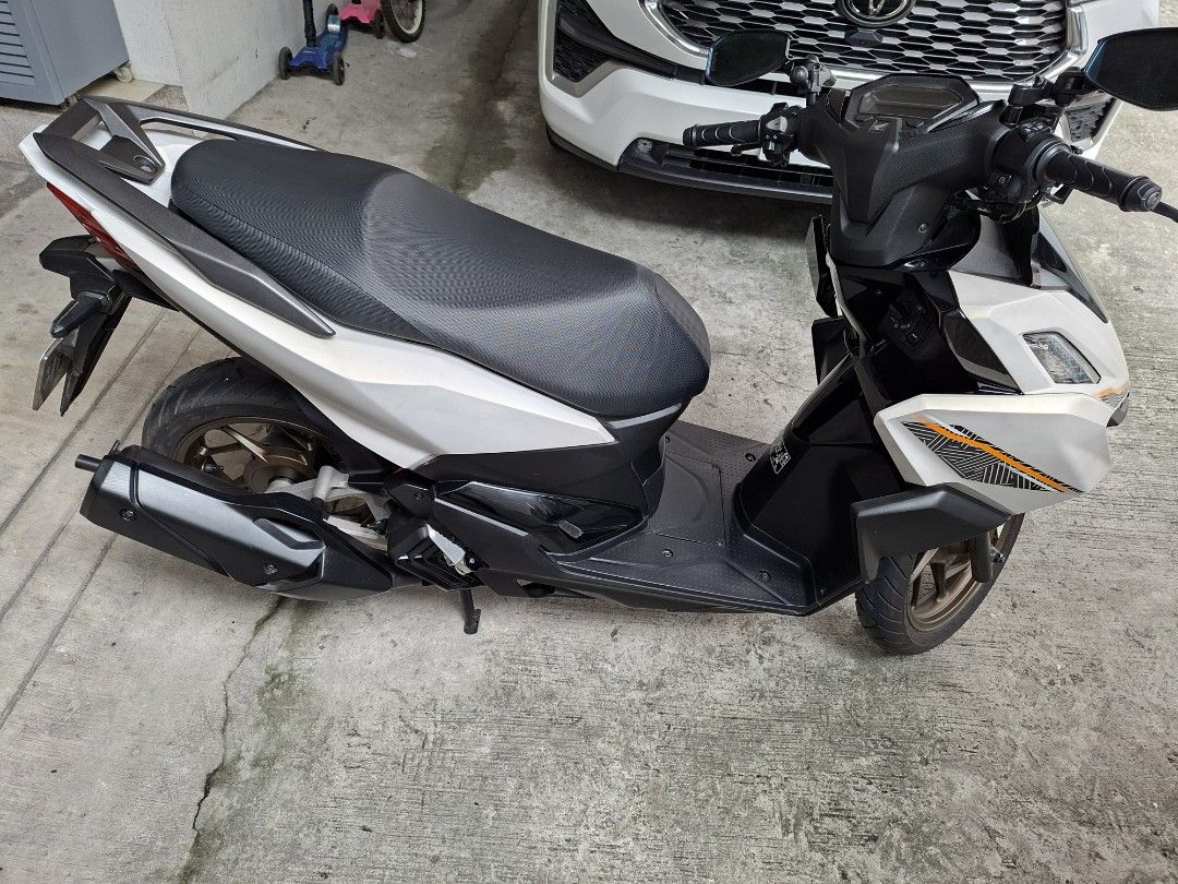 Honda Click 160 Sandard (Category: Motorbikes for Sale) located in Quezon City. Submitted by kerenbree256412 (Listing ID 1466201262, Image 1). Description: RFS: Pinabili ng driver at hindi kaya hulugan. Wala nakakaalam sa amin paano i drive. 6 months lang nagamit..
