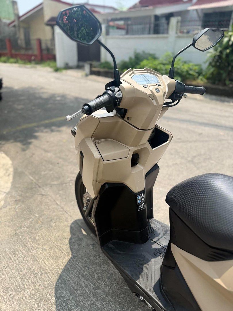 Honda Click v4 smart edition (Category: Motorbikes for Sale) located in Bacoor. Submitted by alrtf (Listing ID 1466278743, Image 2). Description: 🛵Honda Click 125i, V4 Smart Edition 2026 mdl, 5k odo, brown Semi brandnew condition 3yrs registered until April 2029 98% smooth paint 100% good running condition With LTO plate 📍 Paula Homes Subd, Molino 1, Bacoor Cavite.