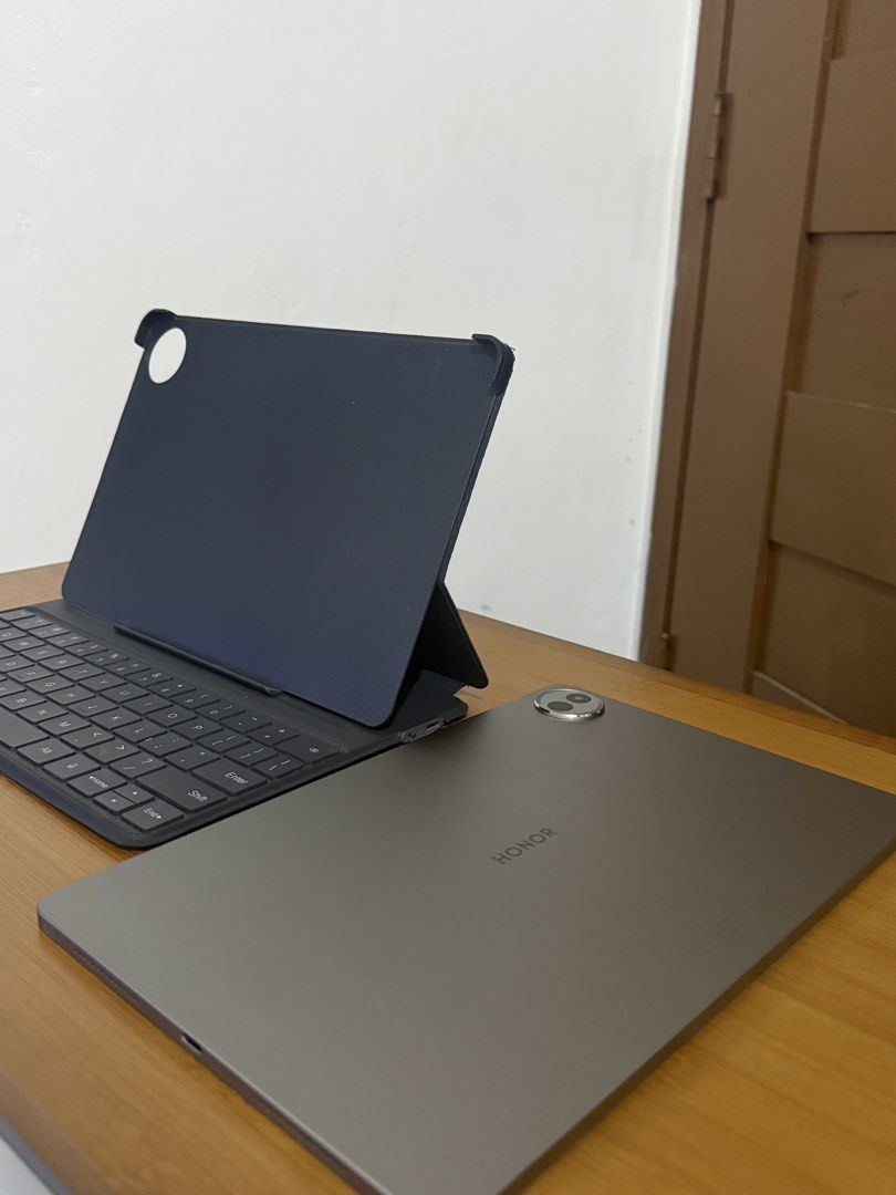Honor Pad 10 256GB with Magic Keyboard (Category: Android) located in Quezon City. Submitted by sky-the-great (Listing ID 1466207329, Image 3). Description: sale or trade ₱12.9k negotiable if kunin agad Honor Pad 10 256gb Storage Fresh & Clean Hindi masyado nagamit With Magic Keyboad 📍Quezon City First come first serve basis.