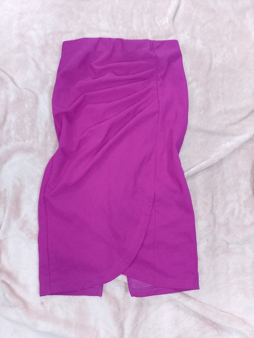 Hot pink Skirt (Category: Skirts) located in Himamaylan. Submitted by _lalaoise (Listing ID 1466208313, Image 1). Description: Back zipper and slit Shipping thru J&T.