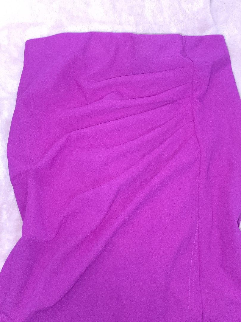Hot pink Skirt (Category: Skirts) located in Himamaylan. Submitted by _lalaoise (Listing ID 1466208313, Image 2). Description: Back zipper and slit Shipping thru J&T.