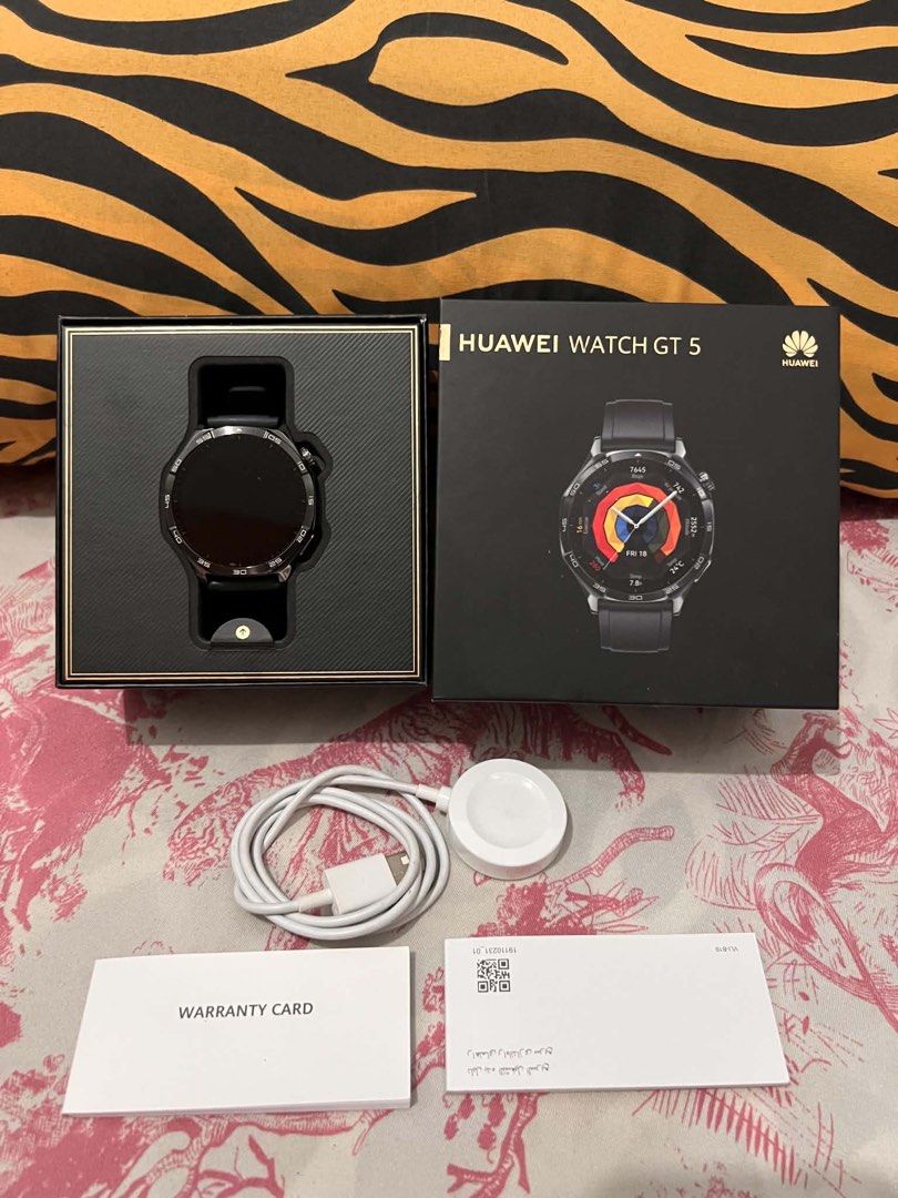 HUAWEI WATCH GT 5 (Category: Wearables & Smart Watches) located in Makati City. Submitted by rjs.viii (Listing ID 1466297734, Image 3). Description: - Bought this November 2024. Walang any dents or issues, makinis pa. May screen protector na din siya. SLIGHTLY NEGOTIABLE RFS: Nagupgrade na kase ako sa D3 MEET UP ONLY.