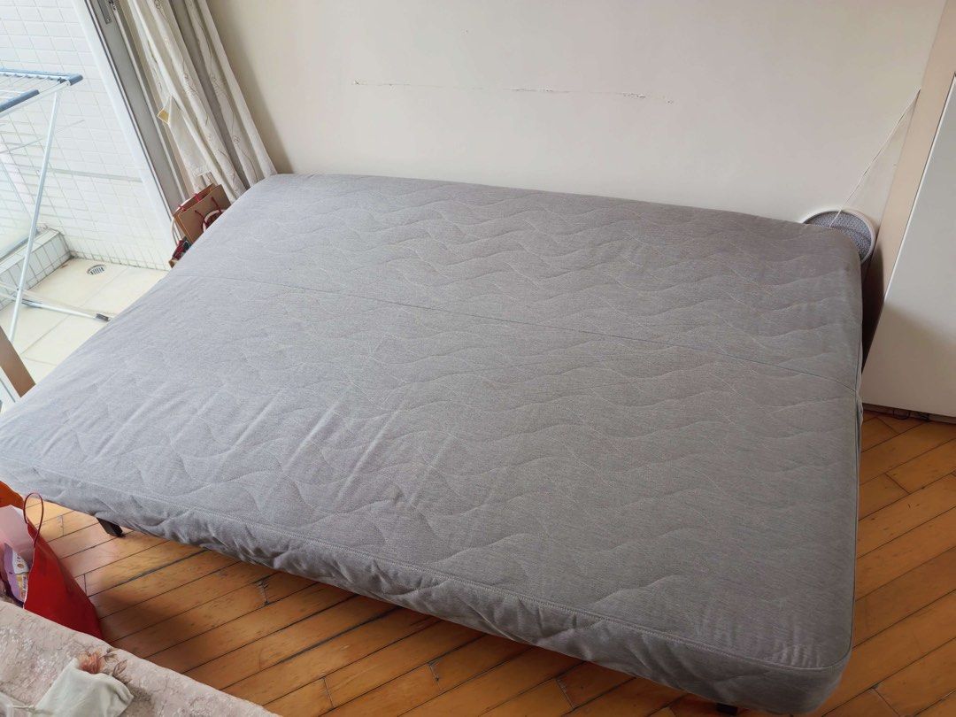 IKEA NYHAMN 三座位梳化床 灰色 （分類：梳化）位於 Hong Kong。 由 orange.bear 提交（商品編號 1466270194，圖片 3）。簡介： IKEA NYHAMN 三座位梳化床，灰色Knisa布料。好實用，可以由梳化變做雙人床，訓覺定係坐底都得。獨立袋裝彈簧床褥，承托力好。屋企轉陣所以放售，地址位于上环皇后大道中，从11月1日至11月12日之间均可上门自取。有興趣可以留低聯絡傾下自取安排。。