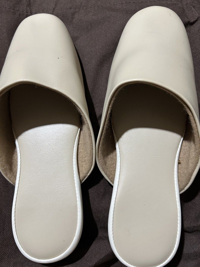 Indoor Slippers (Category: Slippers and slides) located in San Jose. Submitted by arianecald10996 (Listing ID 1466210864, Image 3). Description: 150 each Take all 350.