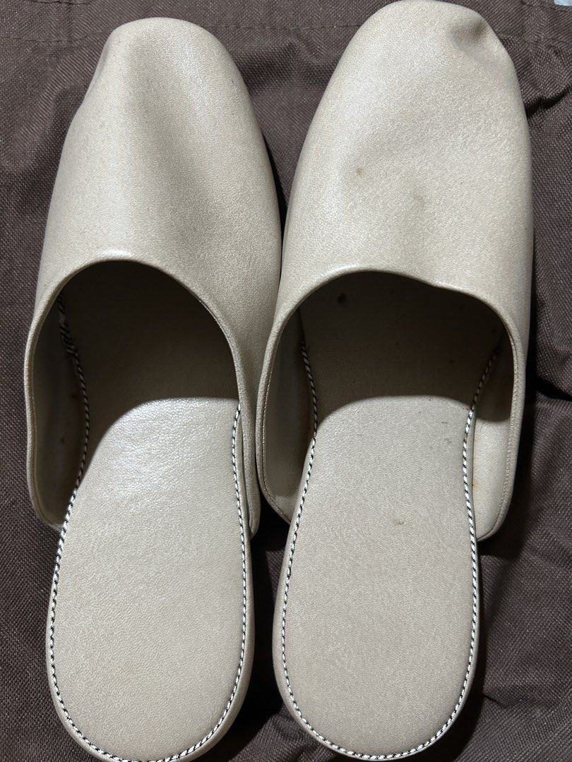 Indoor Slippers (Category: Slippers and slides) located in San Jose. Submitted by arianecald10996 (Listing ID 1466210864, Image 2). Description: 150 each Take all 350.