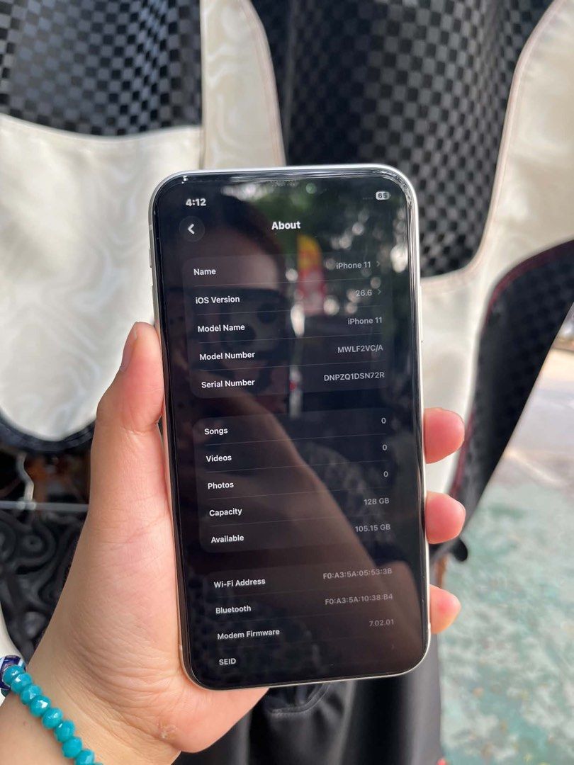 Iphone 11 128gb (Category: iPhone 11 Series) located in Quezon City. Submitted by kangganda (Listing ID 1466193650, Image 2). Description: For sale only rush Iphone 11 128gb Honest issue: di na pwede reset at update kasi nabypass na due to my old apple acc nalocked Wifi used na lang din Face id working The rest goods pa Pm lang for interested buyer Loc: QC .