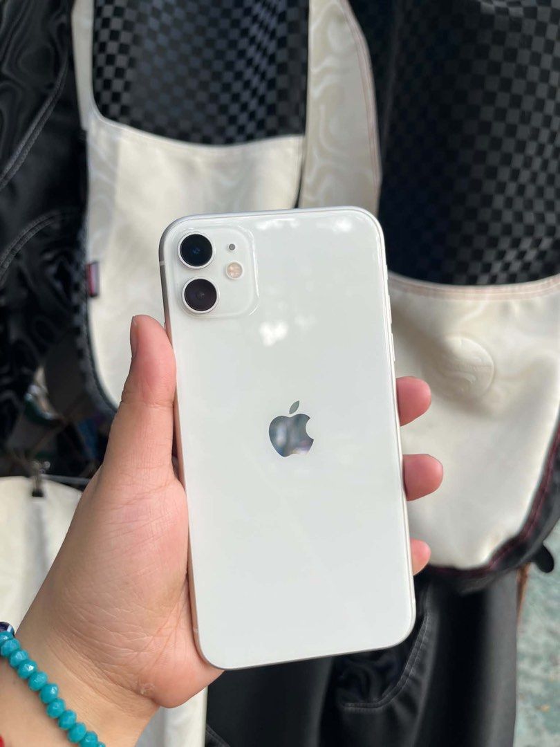 Iphone 11 128gb (Category: iPhone 11 Series) located in Quezon City. Submitted by kangganda (Listing ID 1466193650, Image 3). Description: For sale only rush Iphone 11 128gb Honest issue: di na pwede reset at update kasi nabypass na due to my old apple acc nalocked Wifi used na lang din Face id working The rest goods pa Pm lang for interested buyer Loc: QC .