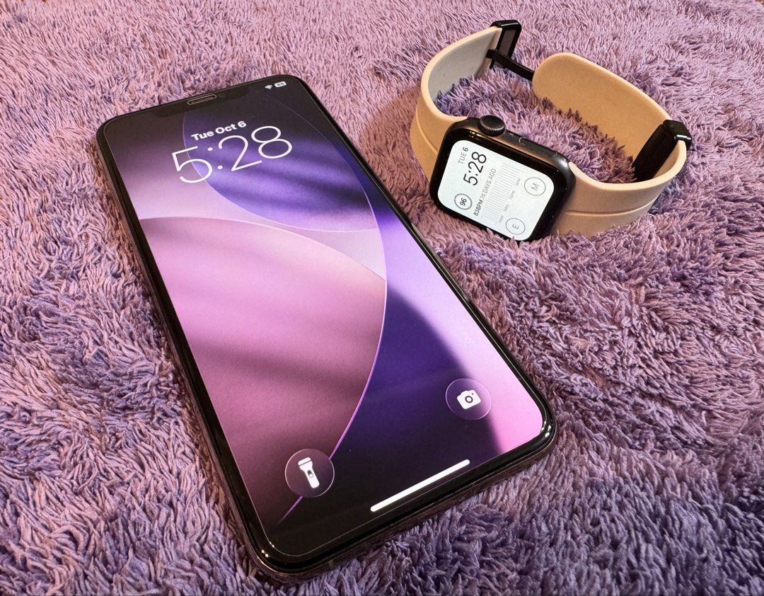 Iphone 11 Pro Max and Apple Watch S5 Bundle (Category: iPhone 11 Series) located in San Pedro. Submitted by erixorcist (Listing ID 1466291673, Image 1). Description: Selling as bundle, please see phone issue why bundle is low priced. ------------------ Iphone 11 Pro Max - 64gb - Gold Icloud Unlocked Battery Health - 86% Ios Version - 26.3.1 - Upgradable to ios27 Faceid working Truetone Working Will provide a lightning cable No Box All Working asi