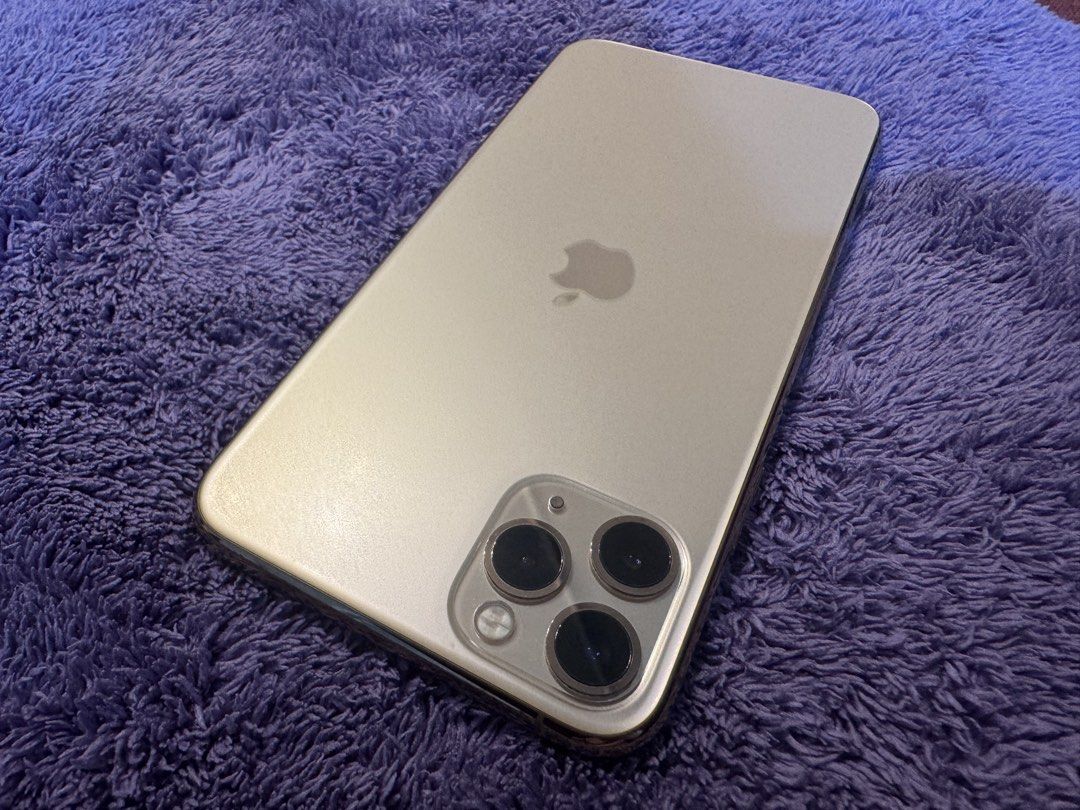 Iphone 11 Pro Max and Apple Watch S5 Bundle (Category: iPhone 11 Series) located in San Pedro. Submitted by erixorcist (Listing ID 1466291673, Image 2). Description: Selling as bundle, please see phone issue why bundle is low priced. ------------------ Iphone 11 Pro Max - 64gb - Gold Icloud Unlocked Battery Health - 86% Ios Version - 26.3.1 - Upgradable to ios27 Faceid working Truetone Working Will provide a lightning cable No Box All Working asi