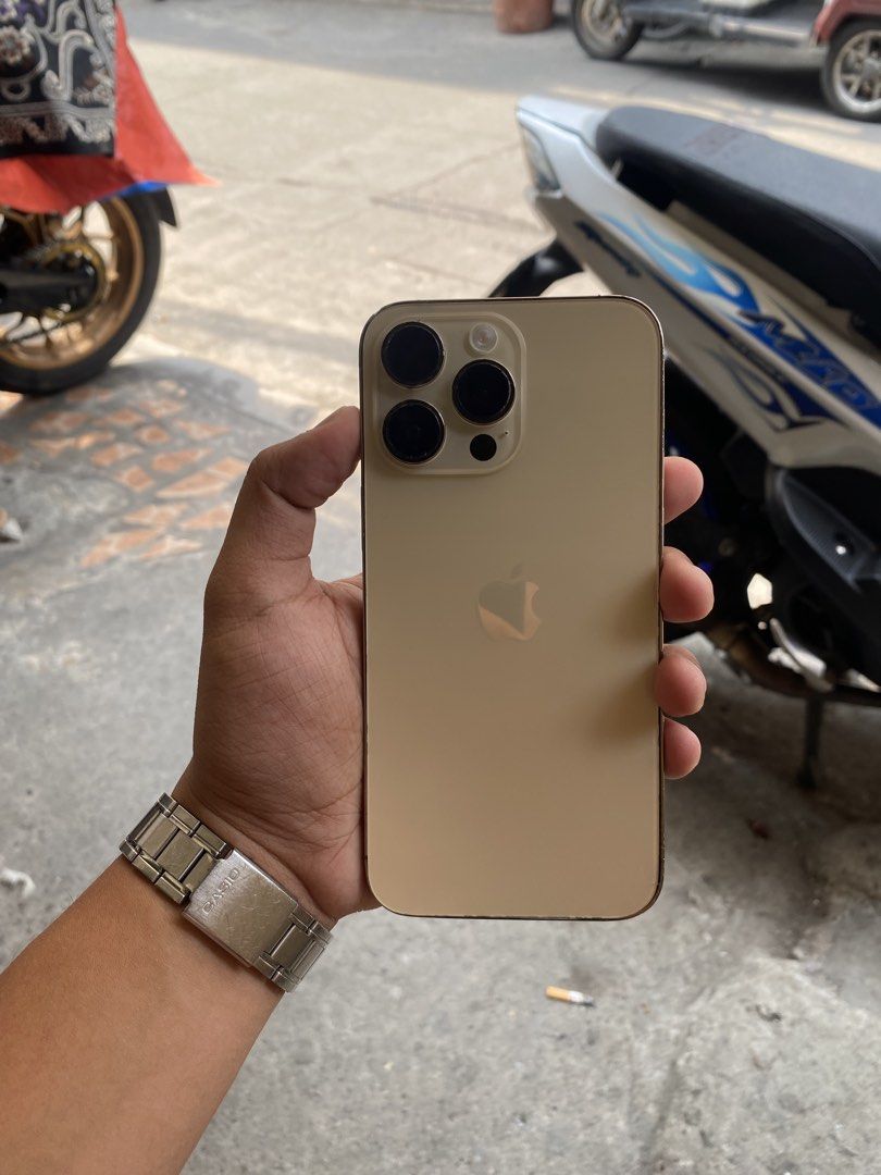 iPhone 14 Pro Max 256GB E-sim (Category: iPhone 14 Series) located in Manila. Submitted by ken-j (Listing ID 1466191601, Image 1). Description: For sale or swap sa lower ios iPhone 14 Pro Max 256GB 100% Battery Health (Replace by Original Battery) All working True tone and Face id both working Orig all parts Factory Unlocked E-sim US Variant Honest issue: Replaced Backglass, di nagana sa video call yung mic pero pag audio call nagana Inclusion: U