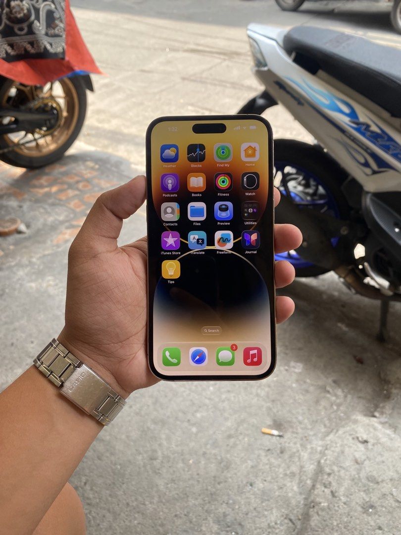 iPhone 14 Pro Max 256GB E-sim (Category: iPhone 14 Series) located in Manila. Submitted by ken-j (Listing ID 1466191601, Image 2). Description: For sale or swap sa lower ios iPhone 14 Pro Max 256GB 100% Battery Health (Replace by Original Battery) All working True tone and Face id both working Orig all parts Factory Unlocked E-sim US Variant Honest issue: Replaced Backglass, di nagana sa video call yung mic pero pag audio call nagana Inclusion: U